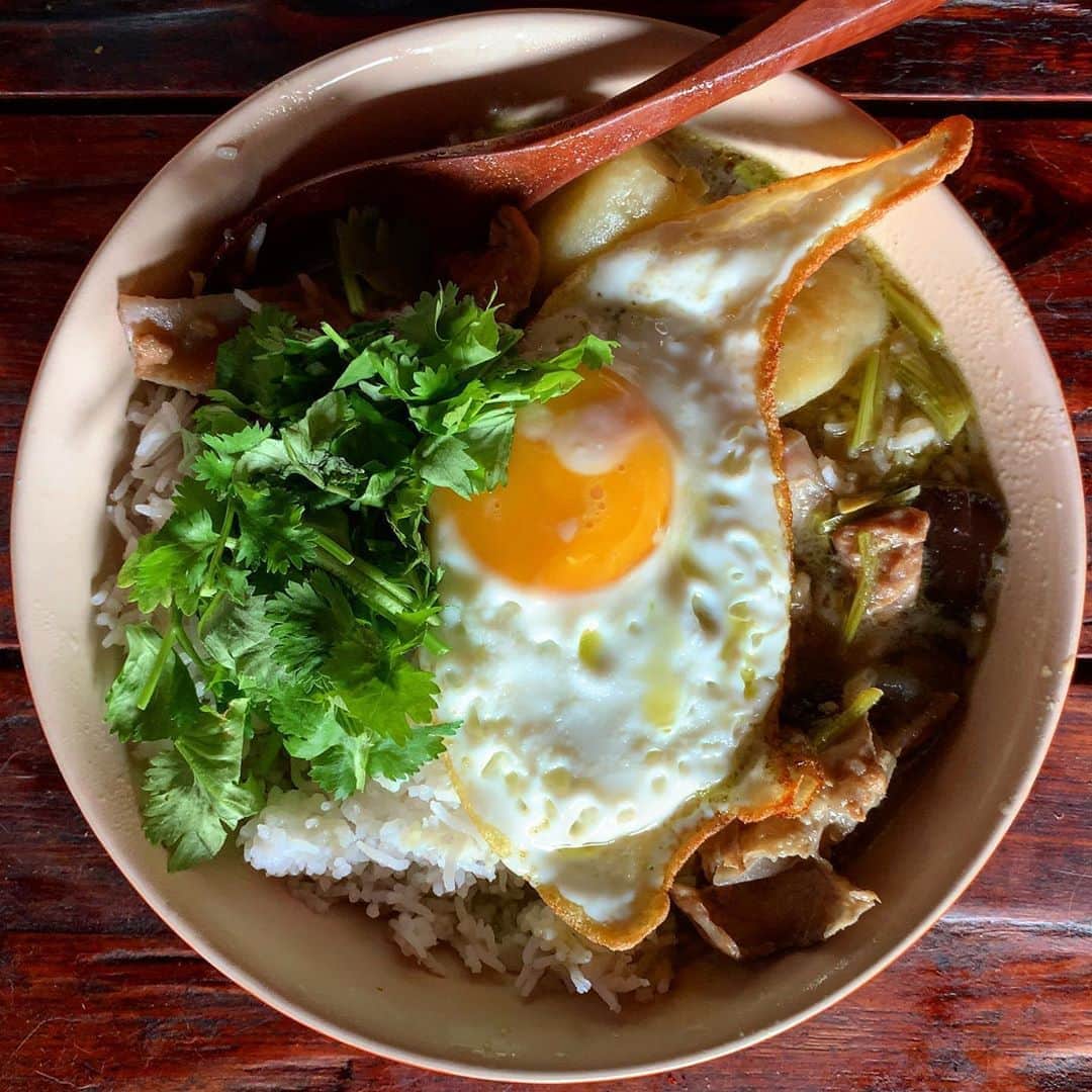 のインスタグラム：「みちょ食堂さんのグリーンカレー。 あー美味しかった。 今日はノンビリしましょうかね。 #イケウチ家の食卓 #みちょ食堂」