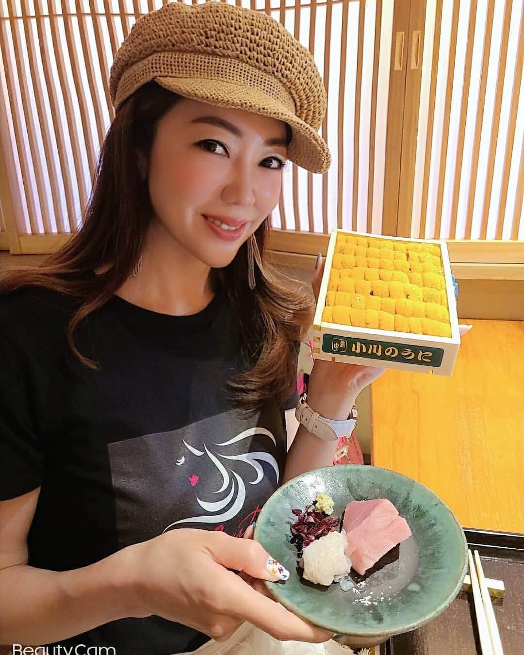 今堀恵理さんのインスタグラム写真 - (今堀恵理Instagram)「大阪のお初天神裏にある  @tempura_sobakiri_nakagawa  さん  で貸し切り女子会しました  8席のカウンター席のみの天ぷら屋さん 高級感溢れる店内  コースは 8,000円、10,000円、15,000円があります  高級食材、幻の食材が次々出てきますが、コスパがいいのにびっくりです。全国の食通の方が見たらびっくりな価格だよ  １品から始まり、スタートから美味しくて幸せでした。天ぷらも軽く中の食材もふんわり❗火入れの感じも良かったです  天ぷら薄衣で軽い食感に仕上げている女子会にもいいよ。『良質の油は美容によくて太らない 身体の脂は油で落とす』なんだよ 良い天ぷらはだから良いんです  しめは蕎麦が出てきます。それがまた美味しいし、粋だよね  女子会のみんなは自由な感じで楽しかった🤭また集まりたいな  天麩ら そば切り なか川 050-5456-7554 大阪府大阪市北区曽根崎2-10-10 -2F.3F  #天ぷら #天婦らそば切りなか川 #お初天神 #グルメ女子会 #大阪天ぷら」6月26日 9時29分 - eriimahori