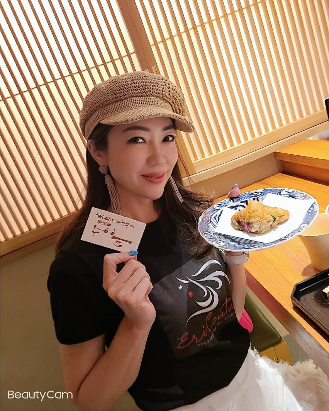 今堀恵理さんのインスタグラム写真 - (今堀恵理Instagram)「大阪のお初天神裏にある  @tempura_sobakiri_nakagawa  さん  で貸し切り女子会しました  8席のカウンター席のみの天ぷら屋さん 高級感溢れる店内  コースは 8,000円、10,000円、15,000円があります  高級食材、幻の食材が次々出てきますが、コスパがいいのにびっくりです。全国の食通の方が見たらびっくりな価格だよ  １品から始まり、スタートから美味しくて幸せでした。天ぷらも軽く中の食材もふんわり❗火入れの感じも良かったです  天ぷら薄衣で軽い食感に仕上げている女子会にもいいよ。『良質の油は美容によくて太らない 身体の脂は油で落とす』なんだよ 良い天ぷらはだから良いんです  しめは蕎麦が出てきます。それがまた美味しいし、粋だよね  女子会のみんなは自由な感じで楽しかった🤭また集まりたいな  天麩ら そば切り なか川 050-5456-7554 大阪府大阪市北区曽根崎2-10-10 -2F.3F  #天ぷら #天婦らそば切りなか川 #お初天神 #グルメ女子会 #大阪天ぷら」6月26日 9時29分 - eriimahori