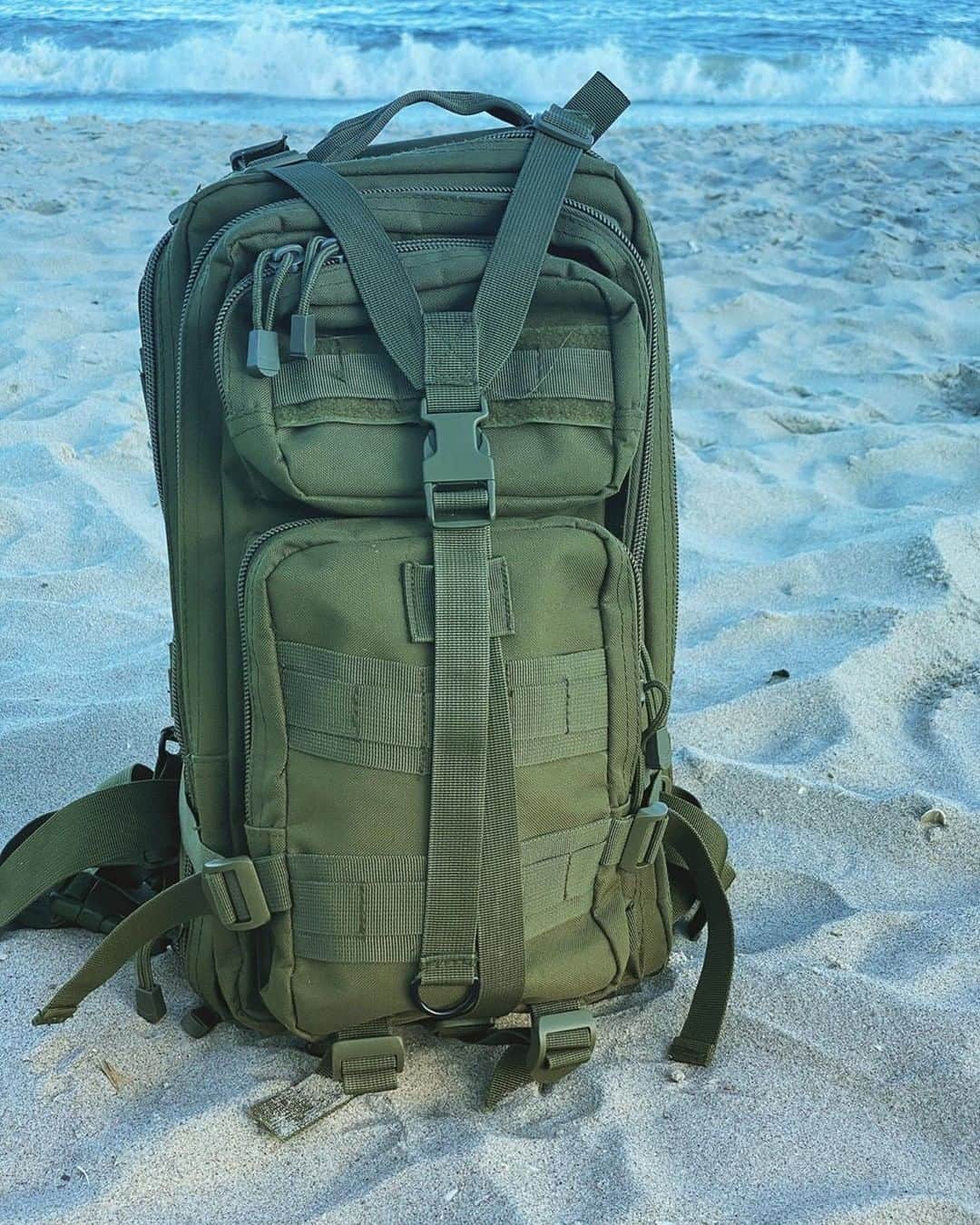 のインスタグラム：「"This was my original Bugout Bag. I used to fill it up with so much stuff it felt like I was carrying a 400 pound brick😂" - @asiooutdoors AKA this bag holds it all!! #RothcoRegram #Rothco #TransportPack #MediumTransportPack #Tactical #Outdoors #beach #bushcraft #survival #bugoutbag #edc」