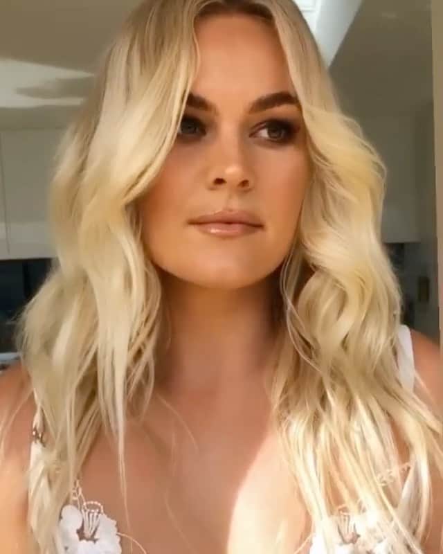 フェリシティー・パルマティアーのインスタグラム：「Shot something a little bit different yesterday ☺️🤗 it’s not often that I shoot something other than bikinis or wetsuits 😂 thanks for such a fun day @_westerly @she_makeupartistry 😘💗👯‍♀️👯‍♀️ and thank you @infinity_chalet for letting us shoot in such a beautiful location!」