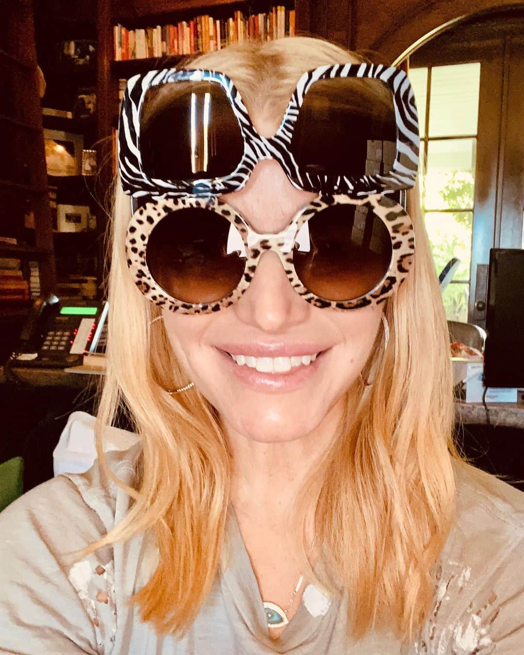 ジェシカ・シンプソンさんのインスタグラム写真 - (ジェシカ・シンプソンInstagram)「Ummm I thought I purchased 2 different sunnies, but apparently it is just one pair 🤣😂 #Opticalillusion」6月26日 9時41分 - jessicasimpson