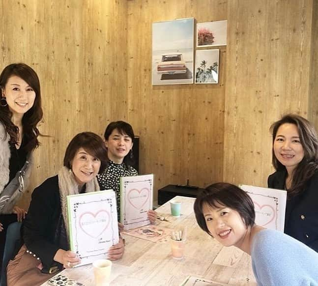 小林万希子さんのインスタグラム写真 - (小林万希子Instagram)「ちょうど1年前の今日 ・ 一念発起して作り上げた講座✨ ・ ずっと頭では考えていたのに、なかなか形にまとまらず、ようやくこの日スタートをきりました。 ・ 初回から毎回「このノウハウを日常や仕事にいかしてほしい！」と強く思いながらアウトプットしています。 ・ なので毎回講座が終わる度にヘトヘトになる😆(笑 ・ でも、この講座をスタートしてから私自身の仕事の仕方も想いも考え方も変わってきました。 ・ 毎回自分にとっても濃厚な時間 ・ コロナの影響で春はお休みしていたので次は9月開催予定です。 ・ ヘトヘトになるのであまりたくさんは開催できませんが笑 ・ これからも自分の中から湧き上がるものを大切に ・ ご縁があった方を大切にしていきたいと思っています💓 ・ いつもありがとう🍀🙏😌 ・ ・ #伝えるためのトーキング講座  #伝えるって難しい  #学校では習わない  #でも何よりも大事✨  #自分の考えを伝えてますか？ #日々の積み重ね  #話すと伝えるは違う #話し方講座  #伝え方講座  #トーキング講座 #伝えるために  #思い が #大切  #コミニュケーション  #コミニュケーション能力  #発声練習  #腹式呼吸  #腹式呼吸法  #声を出す ！ #お菓子 タイム  #いい顔してる 😉❤️ #work and place  #コワーキングスペース  #いつもありがとう ございます🙏」6月26日 9時51分 - macky1218