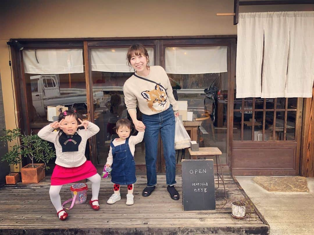 kyokkyのインスタグラム：「懐かしい❤️ 2年弱前の写真❤️ 現在、2人は3歳と5歳❣️👭❣️ この時は広島、今は岡山、そして来年は…🚚💨引越し大スギール😂💕」