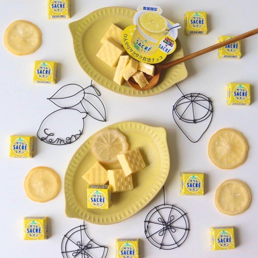 チロルチョコのインスタグラム：「【セブンイレブンにて発売】﻿ ひんやりサクサク食感チョコ🍨🍋﻿ チロルチョコの*サクレレモン*のご紹介です🎖﻿ ﻿ レモン風味チョコの中には　﻿ エリスリトール、レモンキャンディ、ザラメをin✨﻿ ﻿ レモンキャンディ、ザラメでサクレレモンのシャリシャリ食感を、エリスリトールでひんやり感を表現しました💁‍♀️﻿ ﻿ ﻿ それぞれの原材料の配合バランスを調整し、サクレレモンを表現しながらもチョコとしても美味しい設計を追究しました👩‍🔬✨﻿ ﻿ ﻿ 夏にピッタリなサクレレモン🍋﻿ 個包装もキラキラしています✨﻿ 是非お試しください😋﻿ ﻿ ﻿ ﻿ ﻿ ﻿ ﻿ ﻿ #tirol #tirolchoco #チロルチョコ #チロル #チョコレート #おやつタイム #chocolate ﻿ #おやつ #onmytable #sweetstable #スイーツ部 #おうちカフェ #日々の暮らし #sweettooth  #チョコ #おやつの時間  #スイーツ女子  #スイーツ男子  #チョコラブ  #chocolatelover  #snack #スイーツ大好き #sweetsmile #スイーツ  #shopチロルチョコ#サクレレモン#コラボ商品#新商品﻿ ﻿ ﻿ ﻿ ﻿ ﻿ ﻿ ﻿ ﻿ ﻿」