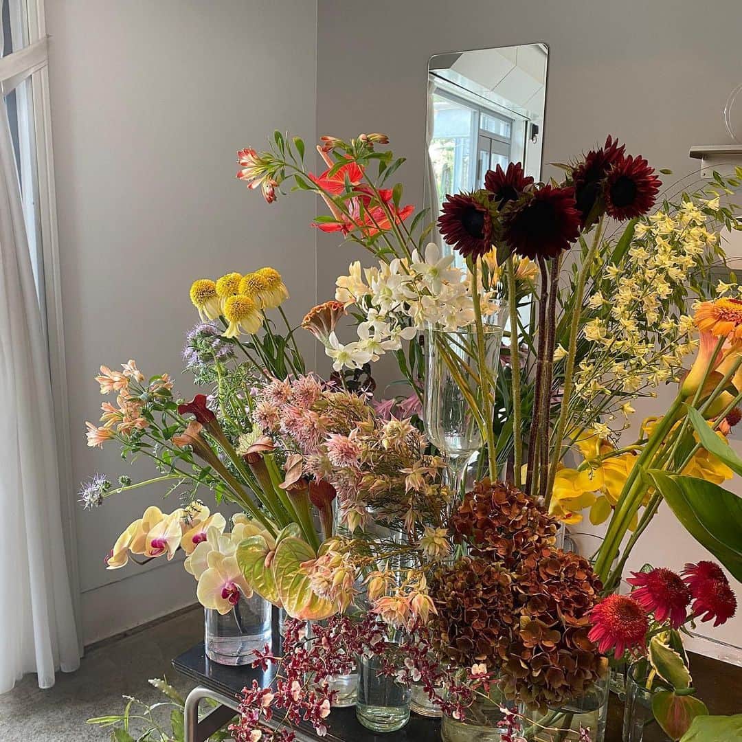宮崎葉さんのインスタグラム写真 - (宮崎葉Instagram)「きょうもおはよー！ すてきなお花屋さんでした💐 平日最後、かわいいお花で癒されてラストがんばりましょう♡  どんなお花をかったでしょーか？ #duft」6月26日 10時05分 - you_miyazaki