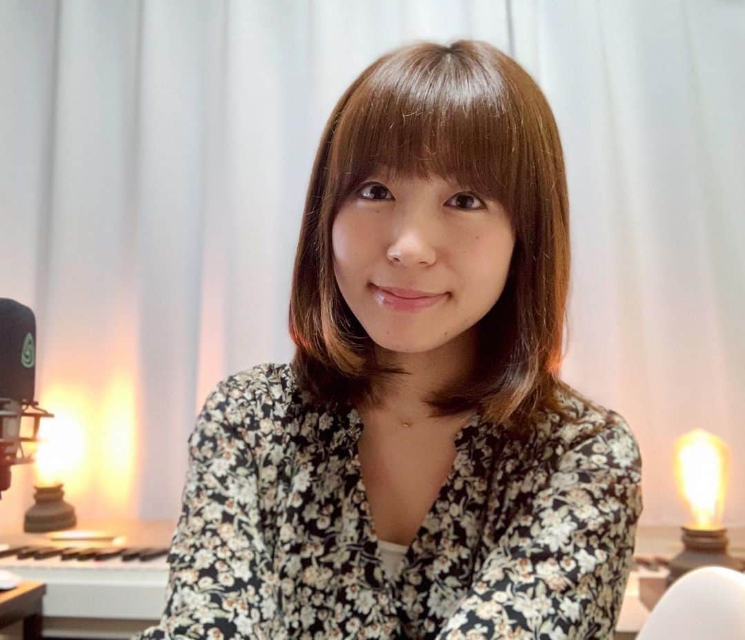 のインスタグラム：「CDデビュー丸7年記念日にライブ開催決定 ━━━━━━━━━━━━━━━━━ 今年の7月7日でCDデビューから丸7年となりますが、この日に美羽希。さんと銀座Miiya Cafeにてライブを開催することになりました！ 美羽希。さんは活動10周年で、銀座Miiya Cafeはちょうどお店の18周年当日ということで、みんな記念日です😆 . . はたゆりこ＆美羽希。 「Anniversary 2 man live～記念日だらけの七夕の夜～」 銀座Miiya Cafe 開場19:00/開演19:30 前売¥3,400/当日¥3,900(+1drink¥600別) Pf. 佐藤めぐみ . . コロナウイルス感染症予防のため、ご来場人数を限定して開催いたします。 外出・ご来場には不安がある方もいらっしゃるかと思いますので、ツイキャスプレミア配信も同時に開催いたします☺️ 銀座Miiya Cafeのツイキャスアカウントからご購入いただく形になりますが、こちらのお申込みページについては近日中にお知らせ致します。 . . ご来場でのご参加を希望の方はinfo@hatayuriko.netまでお申し込みください♪」