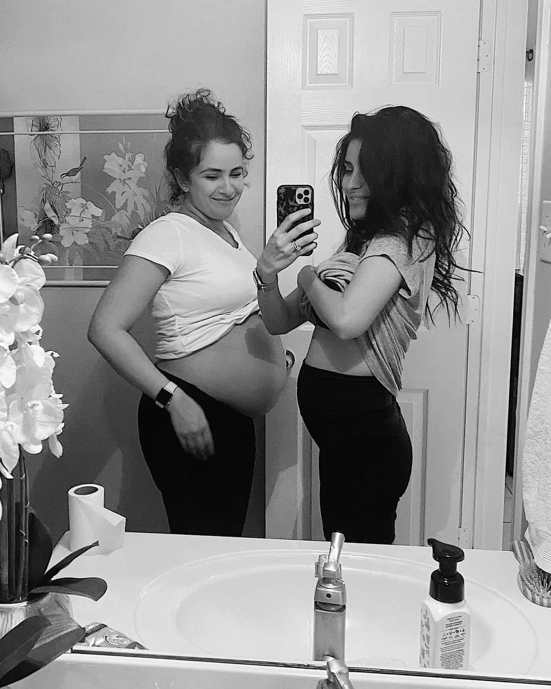 Sazan Hendrixさんのインスタグラム写真 - (Sazan HendrixInstagram)「I loved being pregnant with my big sis this time around ❤️ Snapped this pic when I was 16 weeks and she was 36 weeks! She just had her first baby & I’m so happy for her 😭 It feels like yesterday when we were playing “house” pretending to be mamas to our dolls together. Now look at us @stranxoxo 💓👭🏻💫 #bestsupport #sisterlove #bigbumpsmallbump #cousinsinthemaking」6月26日 10時29分 - sazan