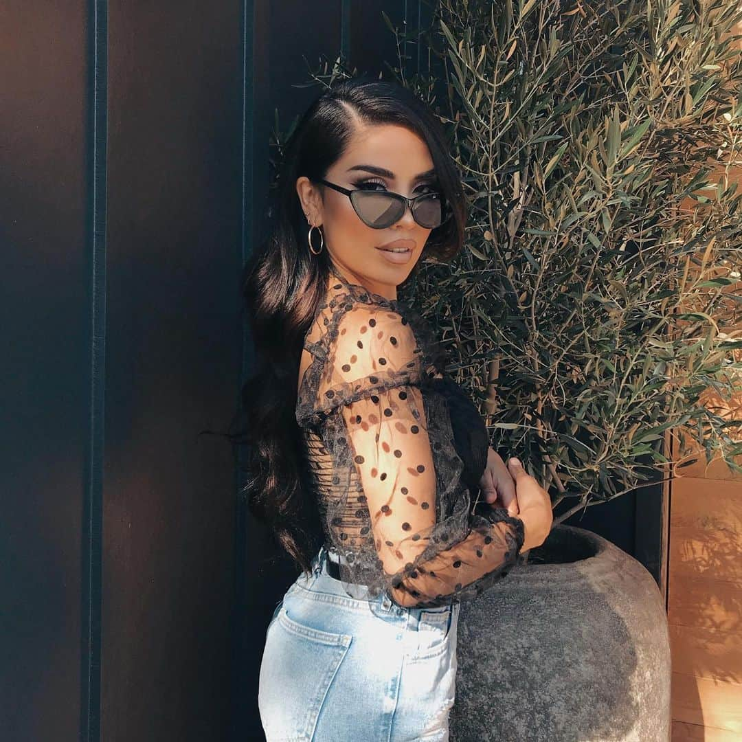 iluvsarahiiさんのインスタグラム写真 - (iluvsarahiiInstagram)「Friday just called, she’ll be here tomorrow and she’s bringing the ____________? drop your fav weekend drink 😎✌🏼 _____________________________________________ Top @misslolaofficial  Extensions @bellamihair  Flex Shades @quayaustralia」6月26日 10時24分 - iluvsarahii