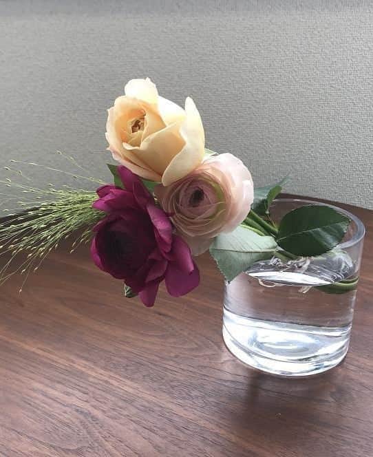 koyukkuma 一条工務店さんのインスタグラム写真 - (koyukkuma 一条工務店Instagram)「• カビゴンは出勤、 子どもたちは登園登校。 • おうちで1人ぽつーん。 • 寂しい？ いやいや👐 お花眺めながらゆっくりコーヒー飲んで優雅な時間☕ • お花に同封されてるお花の名前を見ながら、まだまだ知らない品種があるな～って眺めています🌼 • 今週はポッキーみたいな草が🤭 姫ガマっていうらしい！ • @bloomeelife はポストに届くお花の定期便💐 • お花の初心者さんはもちろん、お花に詳しくなってきた方も知らないお花との出会いがあって楽しい！ • 初回のお花お届けが無料になるクーポンがあるので、お試ししてみてね🎵🎵 • ■クーポンコード：kuma ■有効期限：2020年6月30日 • そして今、 6月限定！花瓶プレゼントキャンペーン中🌼 (写真2枚目) • 2020/6/26(金)〜2020/6/30(火) Bloomee LIFE「公式ライフスタイルモデル」の投稿内にあるクーポンを使って、登録された方の中から抽選で5名に🌷おしゃれなグラス花瓶🌷をプレゼント🎁 • お花のある暮らし始めましょ～👐 • #bloomeelife #お花のある暮らし #サブスク #PR」6月26日 10時41分 - kumasan_ismart