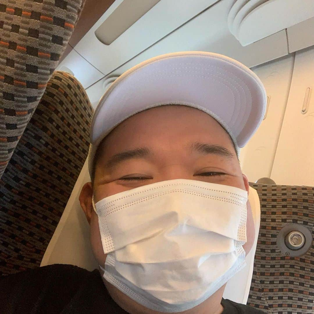 内山信二さんのインスタグラム写真 - (内山信二Instagram)「これから愛知県🙌🙌🙌 久しぶりのロケでございます‼️ 新幹線はまだガラガラ、、、 コロナ対策と熱中症対策をしながら今日も頑張るぞ💪  #久しぶりのロケ #新幹線ガラガラ  #コロナ対策 #熱中症対策 #愛知県 #テンション上がる #内山信二」6月26日 10時46分 - meetbowl2929