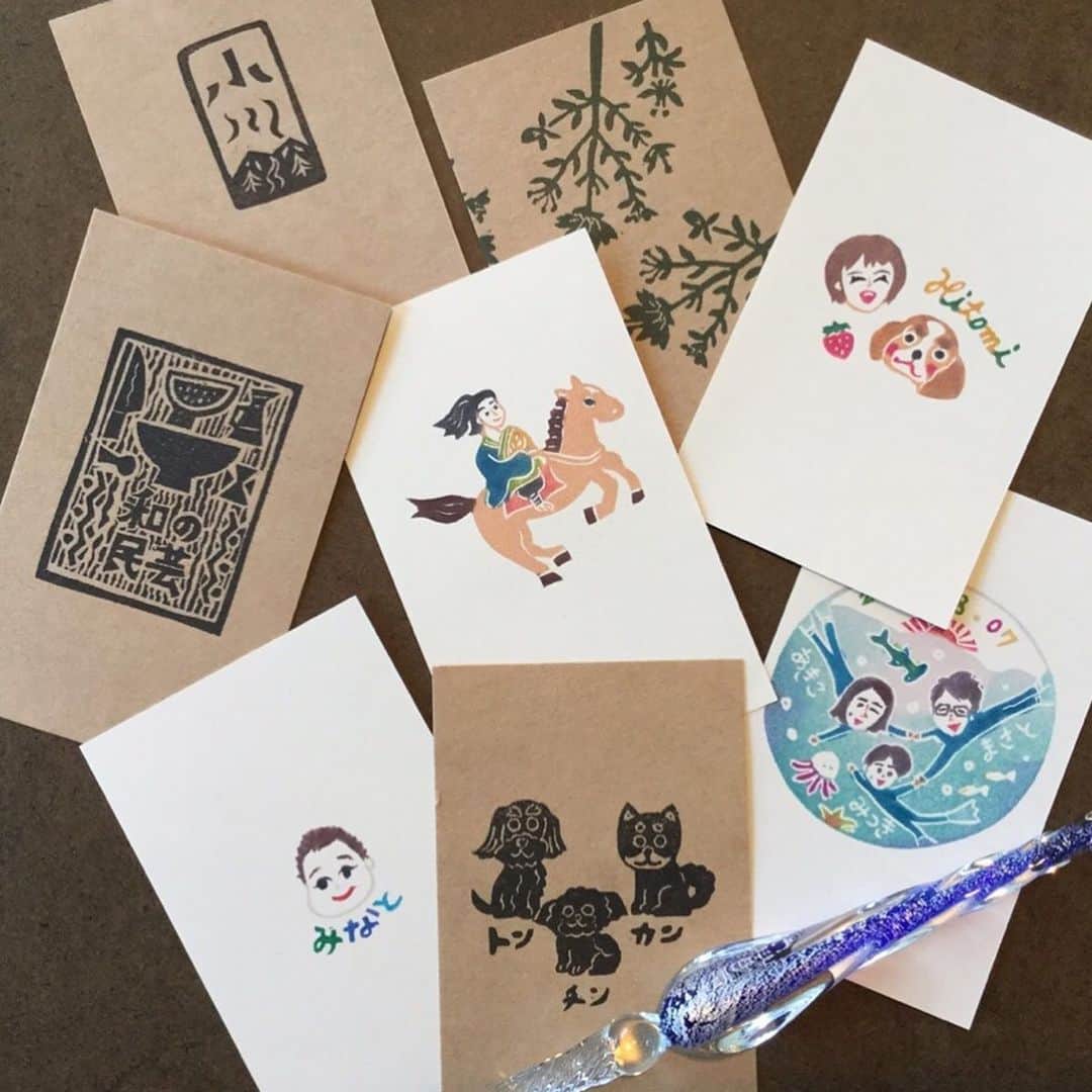 のインスタグラム：「【 GOOD MEETING：7月開催日決定！　自分だけのとっておきのはんこをオーダーしよう】﻿ わたしだけのはんこ、家族のはんこ、屋号など、norioさんの手にかかれば、どんなはんこも自由自在！　イメージにぴったりのものができあがります。それもそのはず。モチーフを作るときに、とても大切にしていることがあるといいます。それは、楽しくお話をしながら、どんなイメージを抱いているのかを丹念に聞き出すこと。なので、自分だけの特別なはんことなるのです。はんこの押し方やおすすめのペンなども伝授してくれますよ。この機会に、おひとつ作ってみてはいかがでしょう。﻿ ﻿ ＜norioはんこ店「オンライン norioはんこオーダー会」開催概要＞﻿ 日時：7月16日（木）, 17日（金）10:00〜14:40（各回40分ごと）﻿ 定員：8名 (各回1名)﻿ 参加費：一般 ¥2,800〜4,600（税込）／部員 ¥2,520〜4,140（税込）﻿ 別途送料：400円﻿ ※オーダー内容により金額が最終決定します。﻿ 申込み：﻿ 一般：7月1日（水）14:00～7月15日（水）17:00﻿ 部員：6月27日（土）10:00～7月1日（水）12:00﻿ ※部員の方は、部員優先受付期間を過ぎますと、一般価格での受付となります。﻿ ﻿ ▶︎詳しくは「@tegamisha」プロフィールのハイライト「GOOD MEETING」より公式サイトへ！　 CALENDERより「7/16（木）, 17（金）10:00〜『オンライン norioはんこオーダー会』」をチェック！﻿ ﻿ ◎GOOD MEETINGってどんな場所？﻿ 手紙社が敬愛する作り手やお店のオーナー、書き手やパフォーマー、あらゆるジャンルの気になる方々をナビゲーターにお迎えして、Zoom上で講座やワークショップ、部活動的な集い、暮らしにまつわる情報交換を行う場です。﻿ ﻿ #手紙社#手紙舎#tegamisha#GOODMEETING#グッドミーティング#zoom#zoomレッスン#zoom講座#オンライン講座#オンラインイベント#オンライン#オンライン配信#オンライン開催#オンラインレッスン#リモート﻿ #norioはんこ店#はんこ#オーダーメイド」