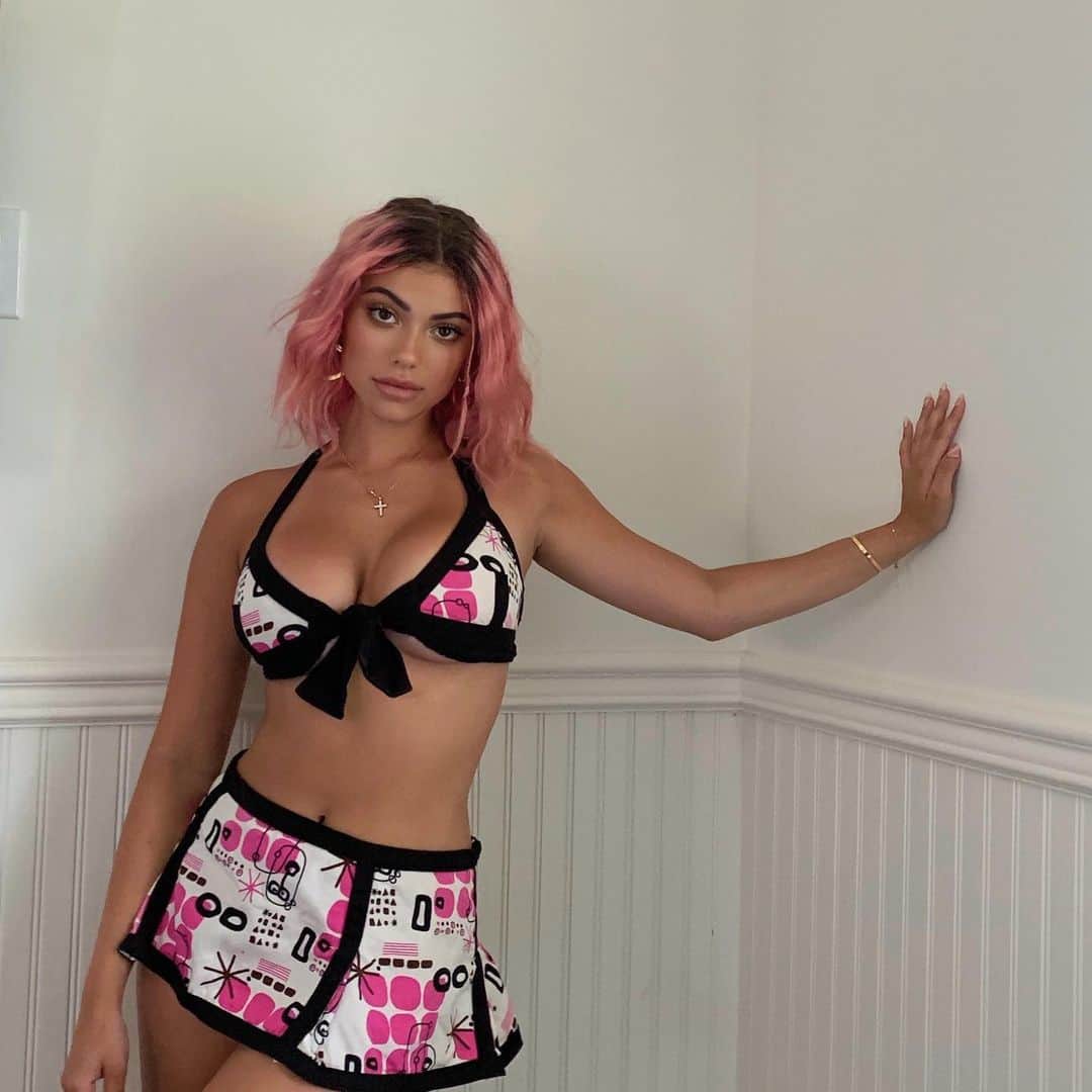 ケルシーのインスタグラム：「u think pink is my favorite color?」