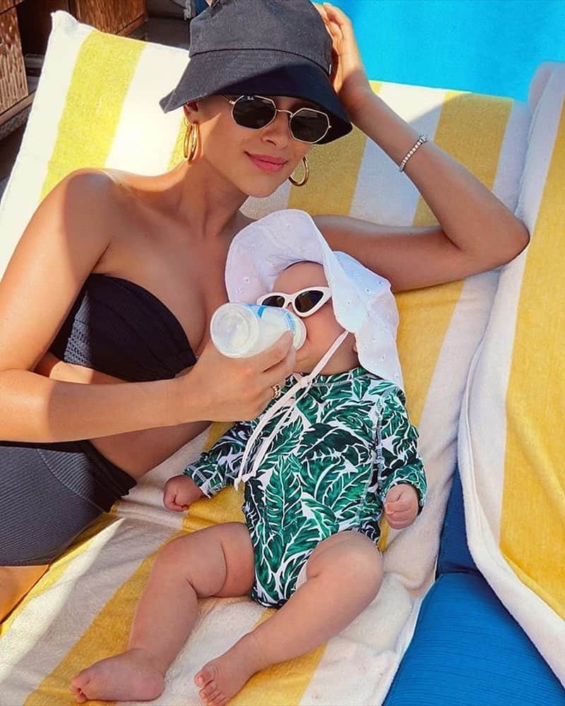 People Magazineさんのインスタグラム写真 - (People MagazineInstagram)「Shay Mitchell and daughter Atlas Noa are staying cool in style. 😎 | #Regram @shaymitchell」6月26日 11時01分 - people