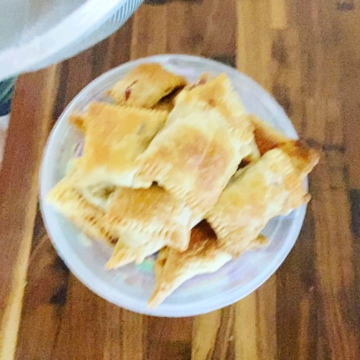 ケリスのインスタグラム：「Cause it just feels like a cheat day.... guava and farmers cheese pastelitos @bountyandfull it’s a lifestyle」