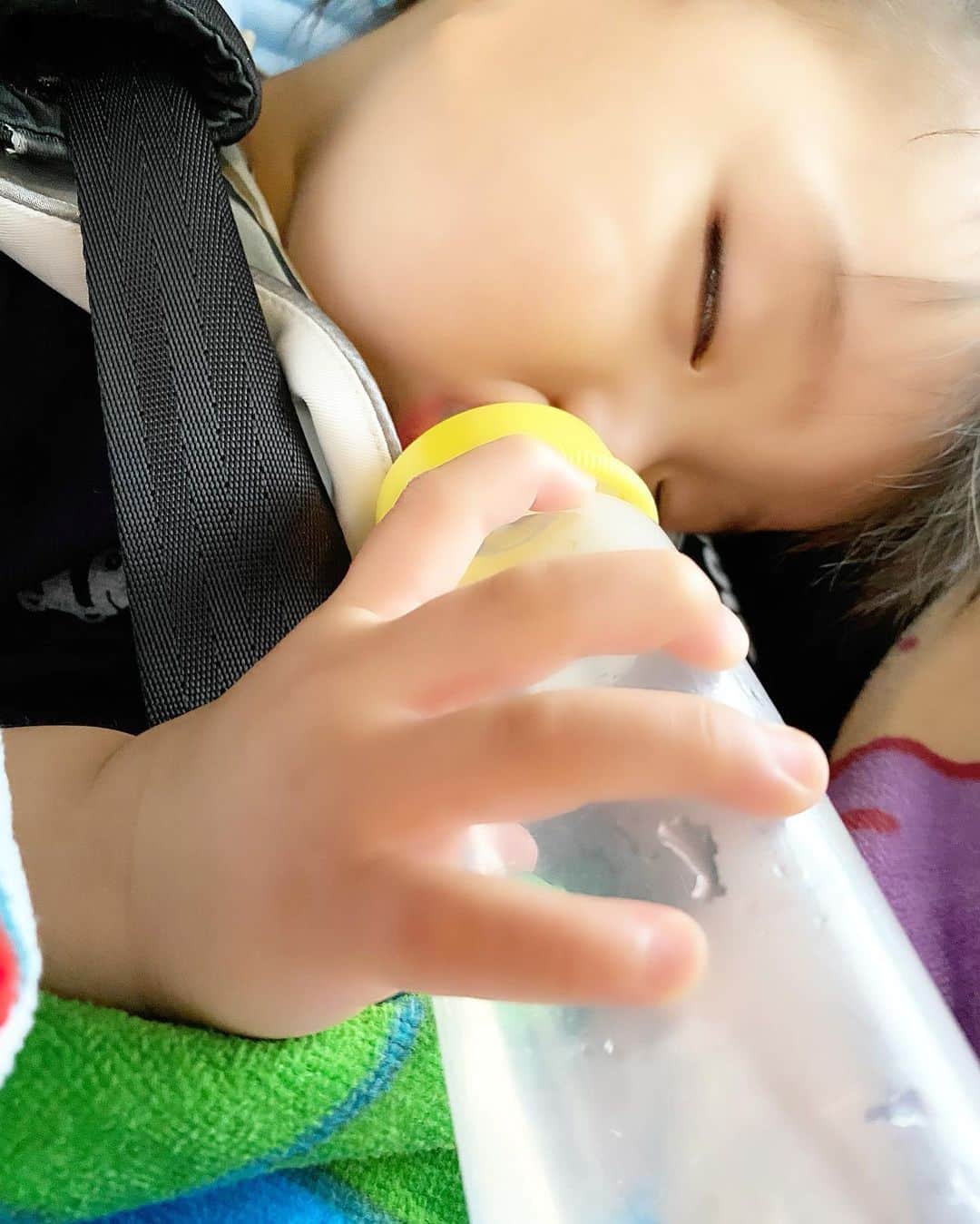Momoeのインスタグラム：「. . なんのっ . . #ピスタチオ . . #happy #家事 #育児 #family #家族 #boy #smile #男の子 #息子 #code #love #lucky #kids #子供 #thankyou #宝物 #ベビー #follow #心 #縁 #パパ #ママ #家族写真 #男の子ママ #赤ちゃん写真 #photo #子育て #1歳 #flower」