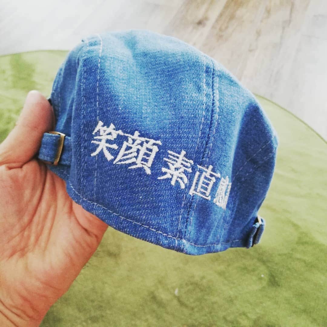 松本隆博のインスタグラム：「。 みなおは～ （＾Ｏ＾） 嬉しい事にイベント依頼 が例年の3割程度まで戻って きた感じがします(^-^)。。 ポスト溢れ(管理人から怒られ💦)、 沢山の贈り物も届いてます。 嬉しいよぉ～嬉しいよぉぉぉ ヽ(*´∀｀)ノ ほんとーーーありがとう！ 僕の活力源は皆さんからの 温かいご支援しかないから。 僕の座右の銘｢笑顔素直感謝｣ えてして元気な時に忘れ勝ち。 苦労や辛い時に支えてくれ、 その時に強く深く思います。。 …今から冬コタツの片付けから 始めます。（-人-）^^; ここで一句！  笑顔素直… 感謝のおかえり… 遠いやまびこ… (^ ^) 松本山頭歌」