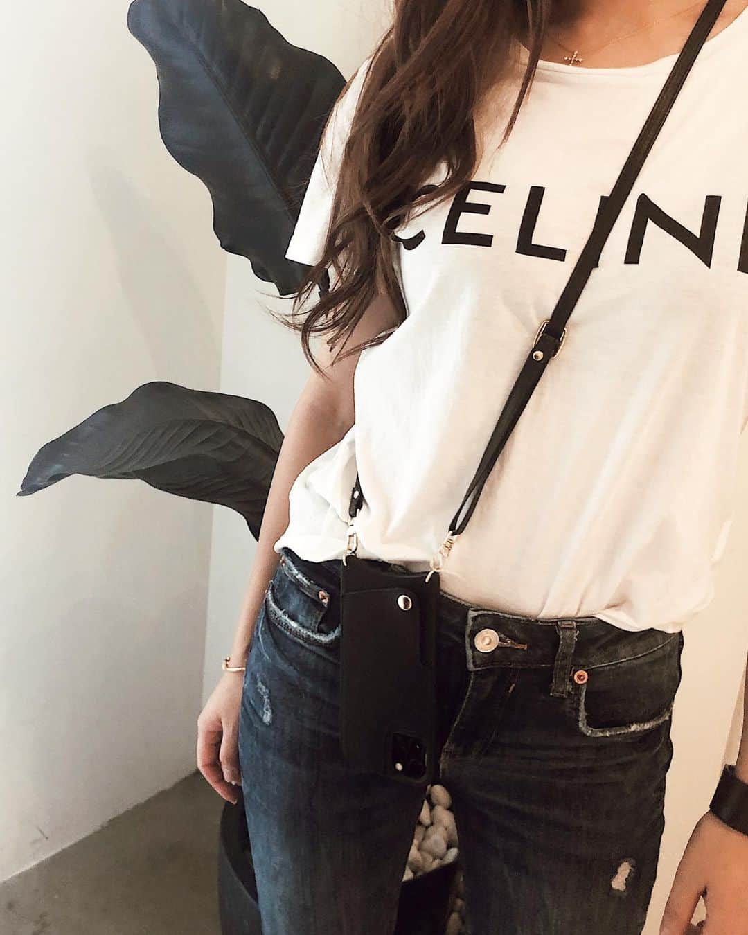 山本いさ奈さんのインスタグラム写真 - (山本いさ奈Instagram)「iPhoneケース変えた📱 楽天でテキトーに選んだんだけど、便利過ぎてお気に入り🧡 こういう肩にかけられるケース作りたいな🤤 #iPhoneケース」6月26日 16時47分 - _____isana_____