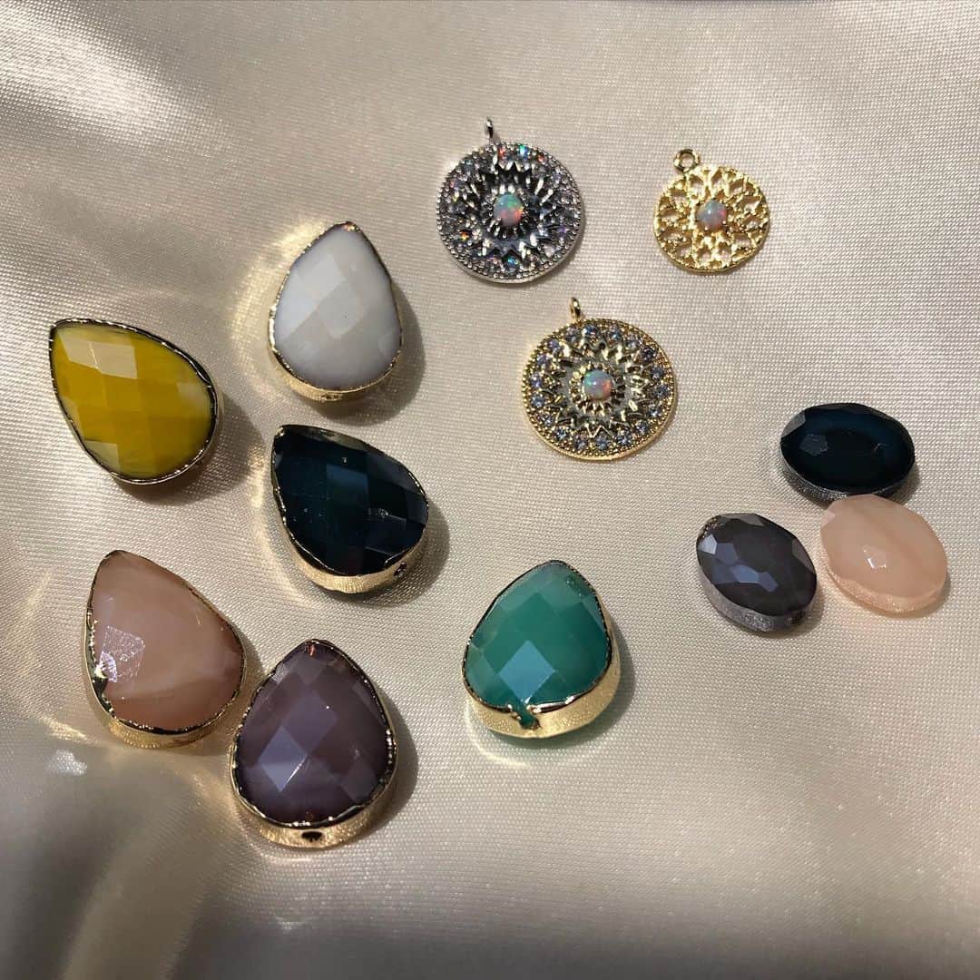 BOX CHARM Industryのインスタグラム：「50%offセールも残りわずか😎 カラフルなチャームが増えました〜🦄 . 好きな色でアクセサリーを作っちゃいましょう！！ .  #boxcharmindustry #boxcharm #handmade #accessory #charm #handmadeaccessory  #ボックスチャームインダストリー #ボックスチャーム #ハンドメイド #アクセサリー #ハンドメイドアクセサリー #アクセ #necklace #オンラインストアで販売中 #50パーセントオフ #オープン記念 #チャーム #ネックレス #リング #指輪 #ピアス #カラフル #夏 #ガラスパーツ #パーツ #ピアスパーツ #ネックレスチャーム」
