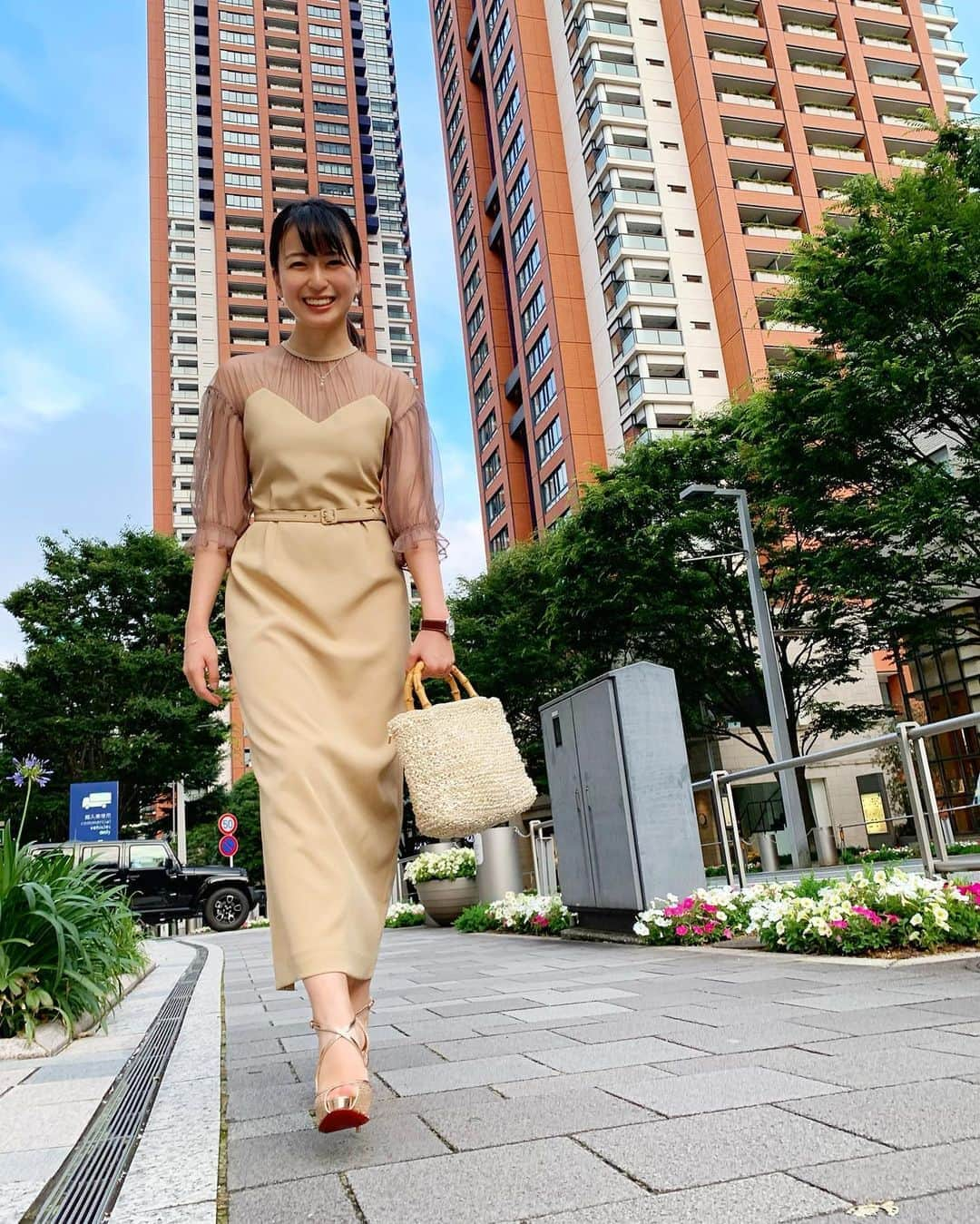 岩間恵さんのインスタグラム写真 - (岩間恵Instagram)「*﻿ ﻿ onepiece: ameri VINTAGE﻿ shoes: Christian Louboutin﻿ bag: ANTEPRIMA﻿ ﻿ たくさん質問頂いたので👗👠✨﻿ ﻿ ワンピースは私もお気に入りです！﻿ ブルーと迷ったけどベージュにした😳﻿ ﻿ ヒールは真也から、 バッグは真也のお母様からの贈り物で これまたとてもお気に入り😳💜﻿ ﻿ #ちなみに今欲しいものは #身長です #ヒール履いても真也に追いつけない #160cmだけど #170cm欲しかった」6月26日 11時28分 - iwamame