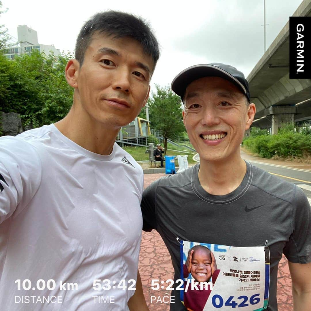 ジヌションさんのインスタグラム写真 - (ジヌションInstagram)「🏃‍♂️ 새벽 러닝 컴패션 서정인대표님 버츄얼 컴패션 런 10km 동반주 수고하셨습니다! 저는 21km 다음주에 인증샷 올릴게요. 우리의 러닝 한걸음 한걸음이 가난과 코로나 사태로 힘들어하는 어린이들에게 이겨낼 수 있는 용기와 기회를 줍니다.  #버츄얼컴패션런 #미라클365 #삭스업 #컴패션 #메달고 #기부런 #런19 #러닝 #virtualcompassionrun #miracle365 #SocksUp #compassion #medalgo #run19 #running」6月26日 11時38分 - jinusean3000