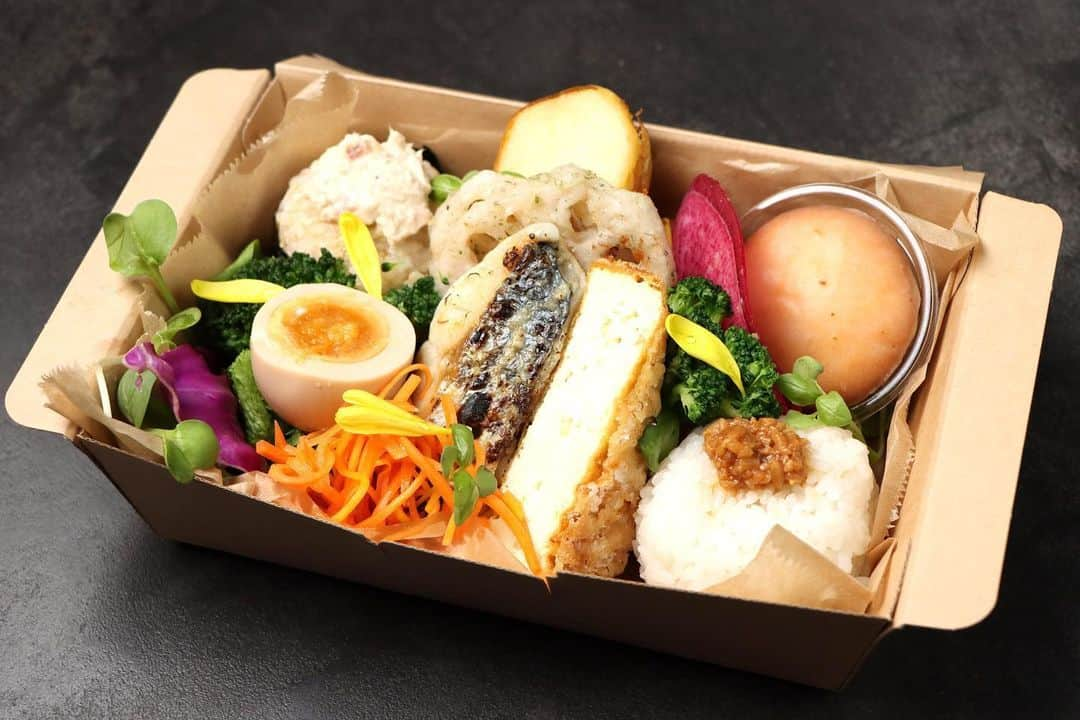 LDH kitchenさんのインスタグラム写真 - (LDH kitchenInstagram)「. 忙しい週末のランチは、 🍙グルテンフリーのおにぎり弁当🍙 Chompyでデリバリーできます🚲 冷めても美味しいミルキークィーン使用🌾 お野菜もたっぷり食べられるお弁当です🍱 . ●グルテンフリーのおにぎり弁当 1,080円（税込） ミルキークイーンの産みの親、大野満雄さんの畑から独占出荷された有機栽培米を使用した贅沢なbe my self監修のグルテンフリーのおにぎり弁当。おにぎりの具材には、免疫力アップの発酵食、手仕込みの醤油麹を選びました。揚げ物や季節のカップケーキも米粉を使用しているので、グルテンが気になる方や、お子さまも安心してお召し上がりいただけます。 . . ▼Chompyアプリ🚲🍱 https://app.adjust.com/188rp1k?campaign=BP5KX . はじめての注文時に紹介コードを入力して注文すると「居酒屋 三盃」で使える クーポンを含めた《1,500円分のクーポン》がもらえます🎫 . 招待コード: BP5KX . ________________________ 🏮居酒屋 三盃🏮 東京都目黒区上目黒3-6-5 中目ビル1F  TEL 03-6451-2330  営業時間　11:00～22:00（LO 21:00）  HP：http://www.izakaya-sanbai.jp/ ※写真は盛り付けイメージです。仕入状況等により、実物と異なる場合がございます。 . . #LDHkitchen #居酒屋三盃 #中目黒 #デリバリー #テイクアウト #chompy #チョンピー #おうち時間 #おうちご飯 #bemyself #ミルキークイーン #グルテンフリー #お弁当」6月26日 11時33分 - ldhkitchen_official