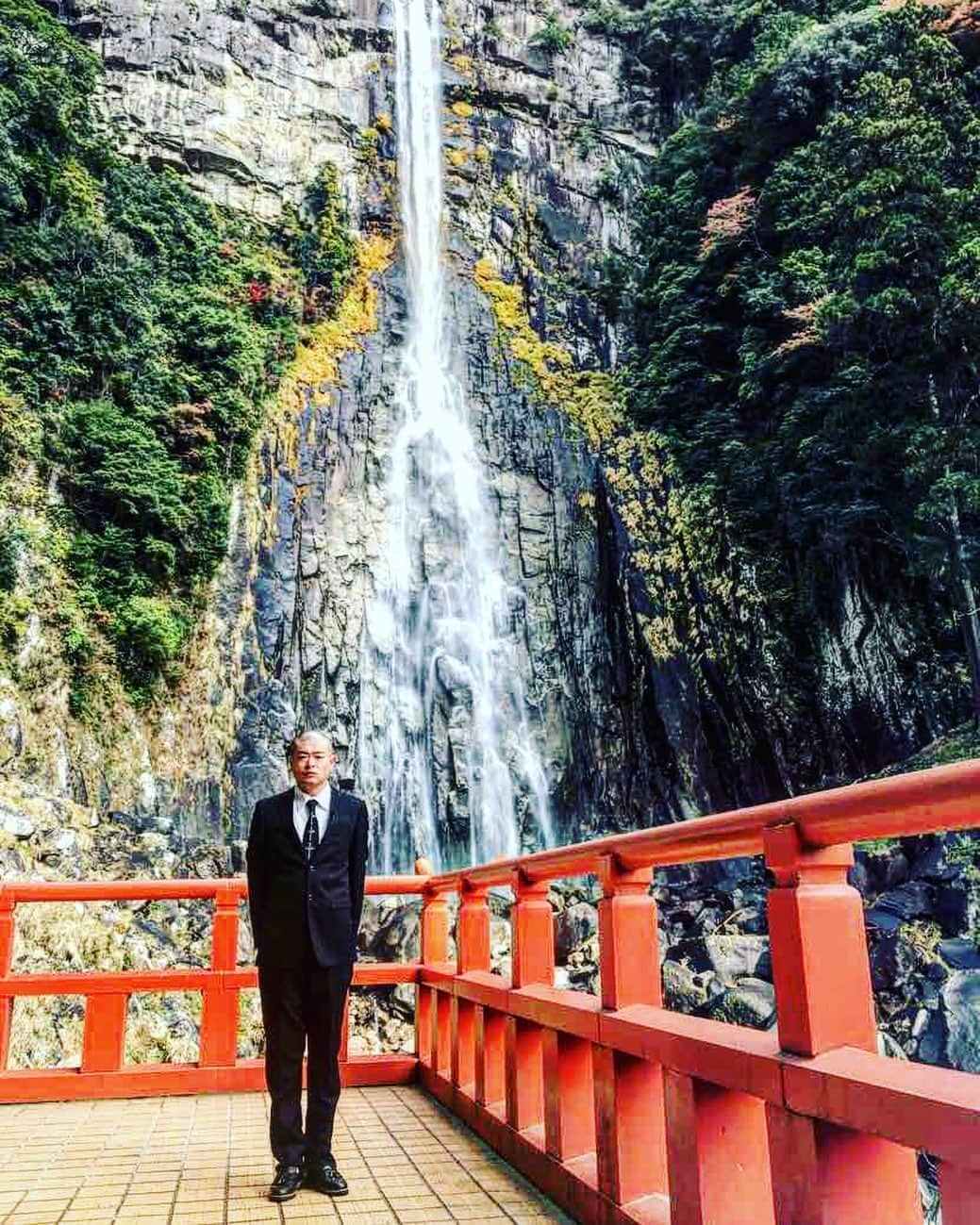 あばれる君のインスタグラム：「またやりすぎ都市伝説に出る事ができて嬉しいと……感じざるをえませんでした。ありがとうございました。 この場所はどこだろうと感じざるをえない方の為に説明します‼︎ここは数々の山伏が厳しい修行を積んだ世界遺産「那智の滝」です‼︎」