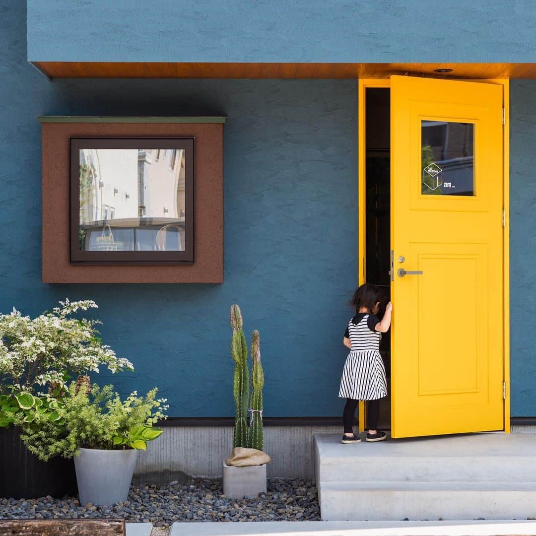 homelife 夢を叶える暮らし方さんのインスタグラム写真 - (homelife 夢を叶える暮らし方Instagram)「【黄色いドアがアクセント】 . . 立体的な外観と黄色いドアが目を引きます。 塗り壁のネイビーと反対色なので目立ちますね☆ . こちらのアカウントではホームライフのお施主様の施工写真を投稿しています。 その他の施工写真は、 @homelife_gallery のURLからご覧いただけます。 . 家づくりの資料請求はコチラから @homelife_shiryou . . #扉 #アクセント #ネイビー #こだわり #かわいい #おしゃれ #ローコスト住宅 #マイホーム #夢のマイホーム #間取り #シンプルな暮らし #暮らしを楽しむ #注文住宅 #自由設計 #デザイン住宅 #リノベ #リフォーム #全国にいい家を #コラボハウスとコラボ #建築士と建てる #myhome #family #house #home #homelife_京都 #homelife_大阪 #homelife_兵庫 #ホームライフ #ホームライフ100 #アーキホームライフ」6月26日 11時46分 - archihomelife_official