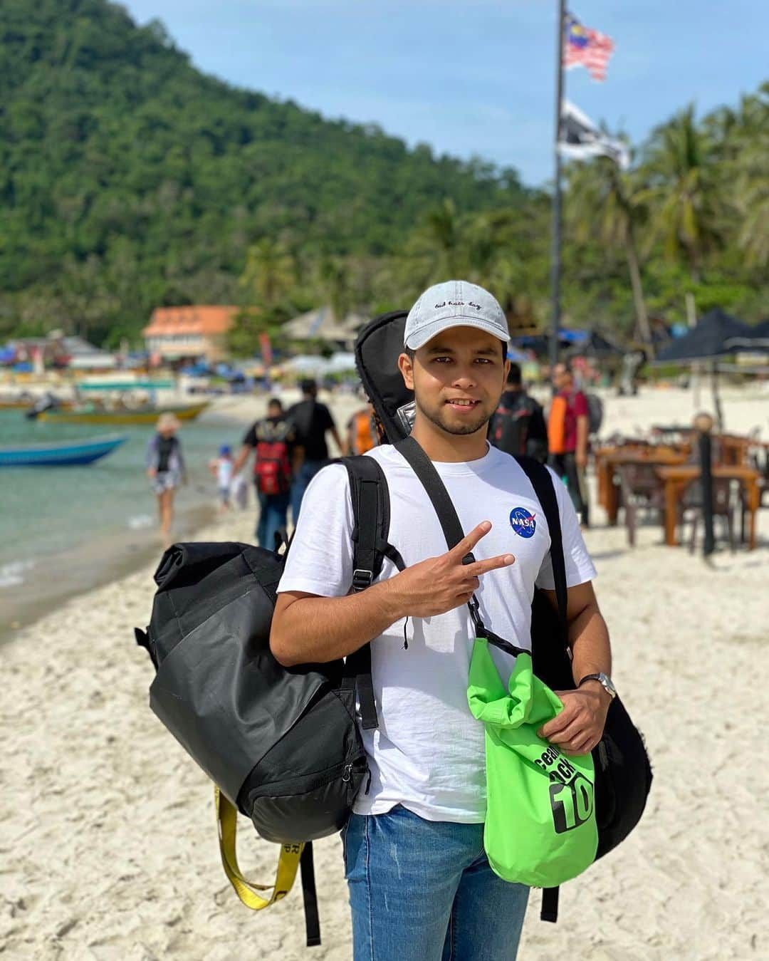 PSYさんのインスタグラム写真 - (PSYInstagram)「Lets release tension #WeLoveNature ❤️ . . . . . . #Pulauperhentian #Perhentiankecil #longbeachisland #Longbeach」6月26日 11時44分 - farisrahimie