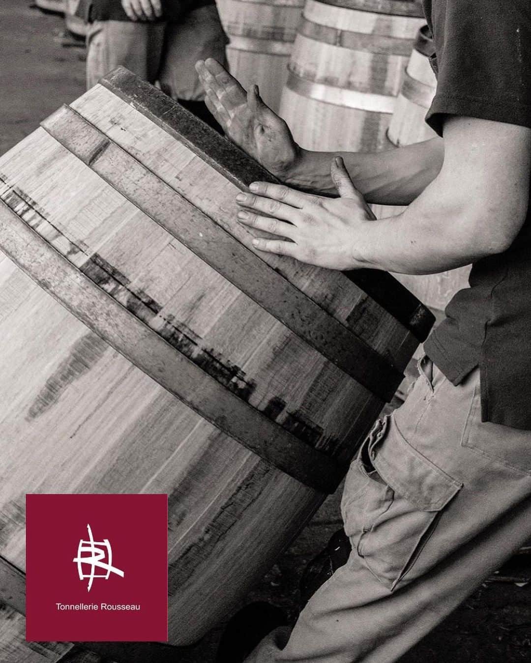 フランス大使館さんのインスタグラム写真 - (フランス大使館Instagram)「【フランスの職人✋】美味しいワインになるか否かを大きく左右する木樽。高級ワインの熟成には木樽が欠かせません。ワインによって使用するナラの木の品質や種類の選択、木材の成分を生かしつつ香りを引き出すための木樽焼きなど、職人は繊細な作業が求められます。 . . .  Artisanat français✋ : La qualité d’un vin est indissociable du fût dans lequel il vieillit. Aujourd’hui, si la plupart des vins sont fabriqués dans des cuves en acier inoxydable, les fûts en bois réalisés par des artisans tonneliers restent la norme pour certains grands crus. Le tonnelier doit faire preuve d’une extrême précision tout au long du processus de fabrication de ses barriques, depuis la préparation du bois en douelles jusqu’au perçage du trou réservé au bouchon, en passant par le cerclage, le rainurage ou la cuisson. 📷 : tonnellerie-rousseau」6月26日 11時55分 - ambafrancejp