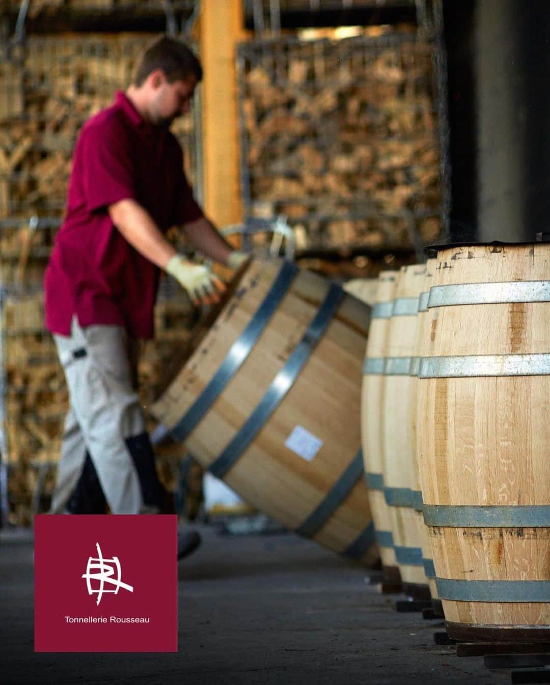 フランス大使館さんのインスタグラム写真 - (フランス大使館Instagram)「【フランスの職人✋】美味しいワインになるか否かを大きく左右する木樽。高級ワインの熟成には木樽が欠かせません。ワインによって使用するナラの木の品質や種類の選択、木材の成分を生かしつつ香りを引き出すための木樽焼きなど、職人は繊細な作業が求められます。 . . .  Artisanat français✋ : La qualité d’un vin est indissociable du fût dans lequel il vieillit. Aujourd’hui, si la plupart des vins sont fabriqués dans des cuves en acier inoxydable, les fûts en bois réalisés par des artisans tonneliers restent la norme pour certains grands crus. Le tonnelier doit faire preuve d’une extrême précision tout au long du processus de fabrication de ses barriques, depuis la préparation du bois en douelles jusqu’au perçage du trou réservé au bouchon, en passant par le cerclage, le rainurage ou la cuisson. 📷 : tonnellerie-rousseau」6月26日 11時55分 - ambafrancejp