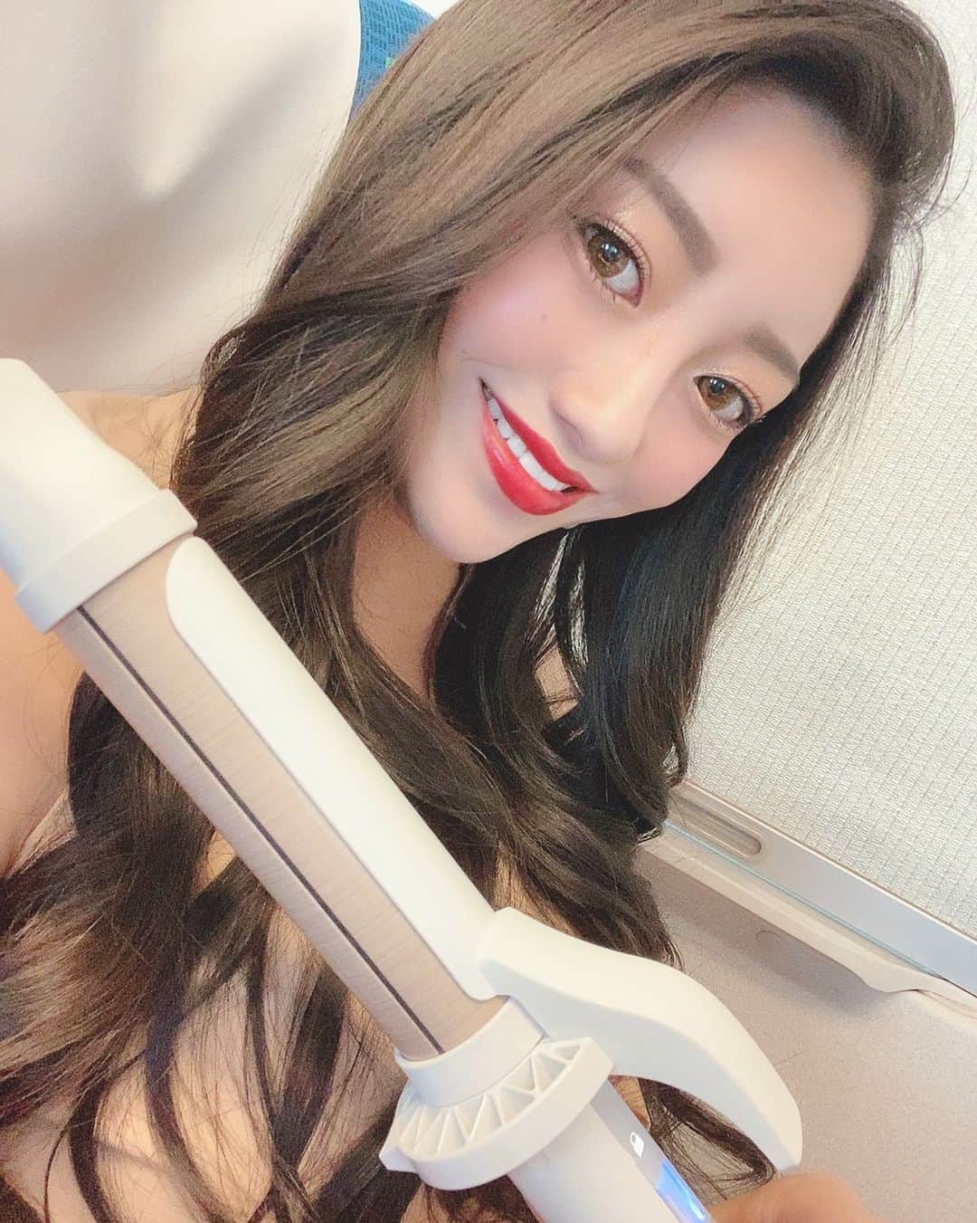 黒田智子のインスタグラム：「💇🏻‍♀️❤ ・ ・ 最近巻き髪ハマって毎日髪の毛まいて 痛みがすごいから  #絹女  のカールアイロン 新しくget💙💚💛💜❤ 持ち運び用ストーレートアイロンももってて同じシリーズでそろえた\( ･ω･ )/✨ ・ 髪の毛痛むからコテ選びって大事よね🥺 ・ 移動中でもすぐ熱くなってスピーディーに負けるから旅行のお友決定🥳 ・ ・  #絹女  #KINUJO  #キヌージョ  #カールアイロン  #ヘアアイロン  #ヘアアレンジ  #巻き髪  #ヘアケア  #ヘアセット  #PR  #美容院  #美容室  #メイク  #美容  #美容好きな人と繋がりたい  #モデル  #サロモ」