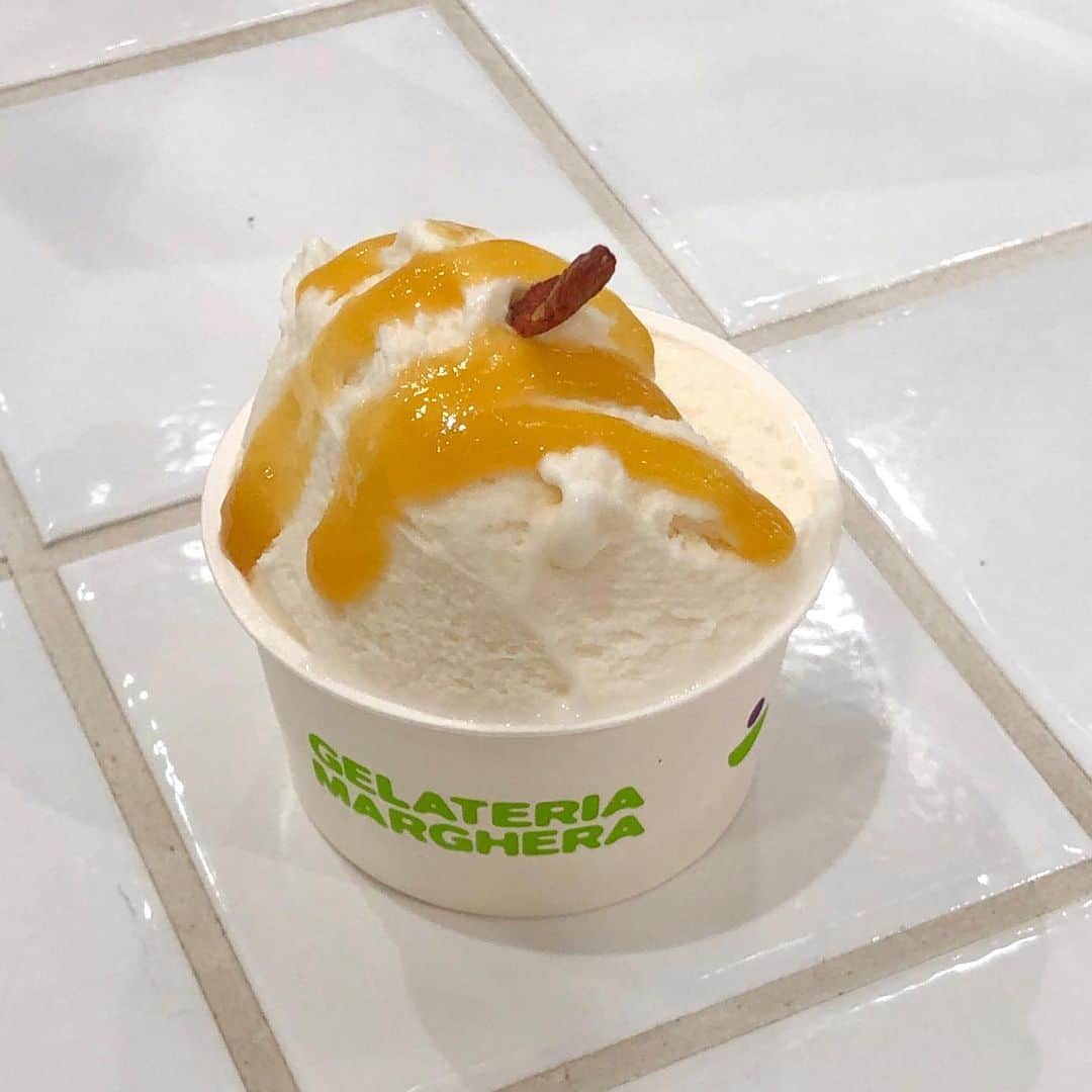 のインスタグラム：「. . 本日より ジェラート21フレーバー🍦 . 新しいフレーバーのご紹介は 杏仁〜マンゴーソースかけ . 根強い人気の杏仁を 少しアレンジ いつもなら 5月に展開していたフレーバーですが 今年は今日からスタート より、夏らしいテイストです . #gelateriamarghera_japan #marghera #italiangelato #icecream #ジェラテリアマルゲラ #マルゲラ #ジェラート #杏仁」