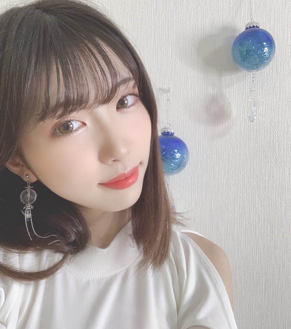 百合香（yurika）のインスタグラム：「メイク配信からの撮影。ヴァイオリンと風鈴は似合うと思ったのでぜひ動画お楽しみに🎐  #夏　#撮影　#風鈴　#クラゲ #ナチュラルメイク」