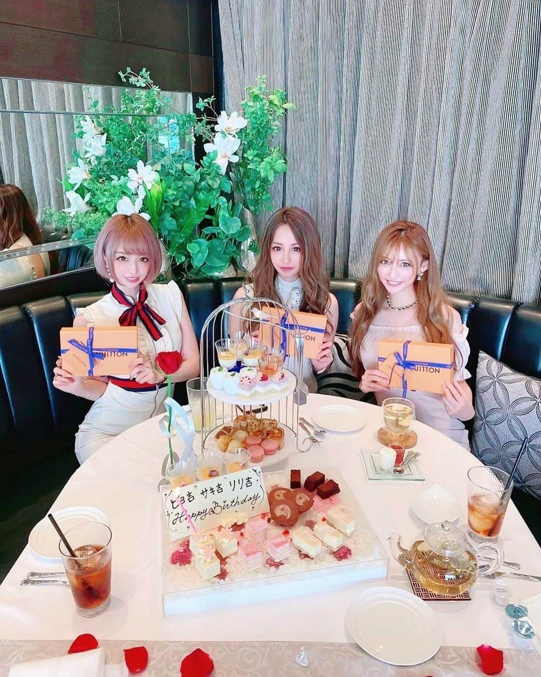 寿リリカさんのインスタグラム写真 - (寿リリカInstagram)「♡ サキ吉🐥ピヨ吉🐥リリ吉🐥 ❤️🎂 birthday party🎂❤️ ♡ やっとお祝いできたぁ💕💕 かわいい可愛い大好きなさちちち＆ぴよちち🐥🐥💋💋 ♡ 自粛中に３人ともお誕生日だったから、みんなでお祝いし合ったよ🥰🥂🎂 ♡ おめでとーう❤️❤️❤️❤️ そしてありがとー❤️❤️❤️❤️ 会えてうれしかったぁ🥰💕💕 ♡ #birthday #birthdayparty #birthdayafternoontea #三吉トリオ 🐥🐥🐥」6月26日 12時03分 - ririkakotobuki