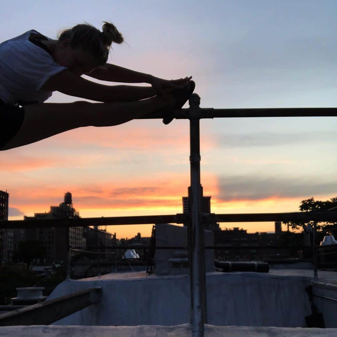 ケイトリン・ウィーバーさんのインスタグラム写真 - (ケイトリン・ウィーバーInstagram)「Sunset stretch... trying hard to stay hopeful, mobile, and motivated. I’m still in this apartment but now with more feels than there are hours in a day— it’s overwhelming. What to do? What to say? how to help, and how to move forward imperatively with awareness and maintain change? I’ve never felt so depressed and so motivated. The last few weeks have changed my life. • I fully acknowledge the privileges and benefits I’ve been inherently given, and I desire to take a step back to support and advocate for the voices that have been discredited. I will continue to do so, and I invite other allies to make space for that. It is not an ally’s time for the spotlight. •  I hope everyone’s safe and doing ok out there. I’m trying to keep my sights set on goals and what I’m looking forward to: justice....... and hugs. XO • #blacklivesmatter #blacktranslivesmatter #pridemonth #queerlivesmatter🌈 #thetimeisnow #wearamask」6月26日 11時57分 - ka2sh