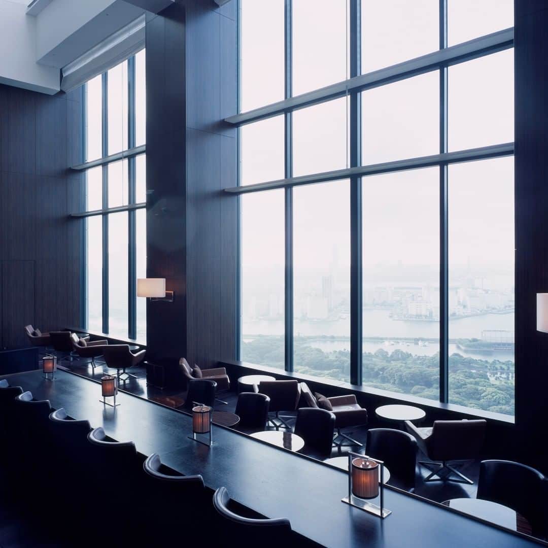 Conrad Tokyoのインスタグラム：「浜離宮恩賜庭園や東京湾の景色を望む贅沢な上質空間。 A spacious lounge bar with a beautiful view of Hamarikyu Garden and the Rainbow Bridge.」
