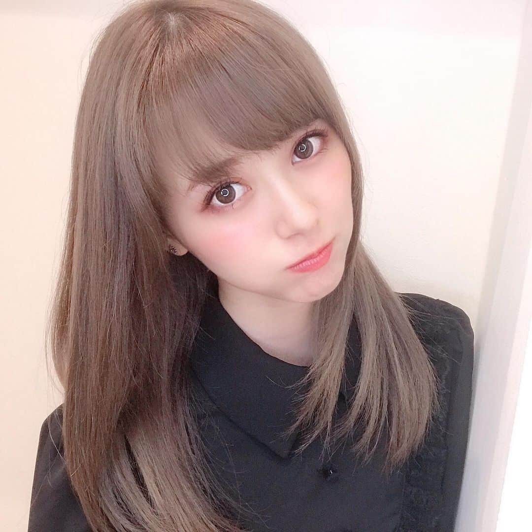 生田衣梨奈さんのインスタグラム写真 - (生田衣梨奈Instagram)「♥ヘアカラー モーブミルクティー ♥﻿ ﻿ ヘアカラーの質問が多かったので﻿ 美容師さんに聞いちゃいました！！！！﻿ ﻿ みんなに情報教えちゃいます！！！﻿ ﻿ この髪色は実はラベンダーが入ってます♥﻿ ﻿ うるツヤ感出したい！﻿ 痛んで見えたくない！っていう子におすすめ！！！！﻿ ﻿ ﻿ 明るさは13トーンで明るめだけど﻿ しっかり赤みを取りつつ淡いベージュになるように﻿ 作ってるらしいです！♡﻿ ﻿ ﻿ ツヤと透明感に加えて、﻿ 今の女子は色が抜けてきても楽しめる色ってのが﻿ すごく大切です！﻿ ﻿ ﻿ あとは明るいカラーをえりが楽しんでるのに﻿ 痛んで見えないようにしてくれてるって〜！！﻿ ﻿ ﻿ NiziU昨日見てた♥﻿ 最初から推しのミイヒちゃん！！！！﻿ ﻿ 合格してよかった♡﻿ 5位まで呼ばれなくて一瞬焦りました。﻿ ﻿ 最初のポニーテールのピヨピヨの毛がかわいかったのに﻿ めっちゃラスト別人みたいに綺麗だった♥﻿ ﻿ #morningmusume20 #モーニング娘20﻿ #えりぽんかわいい #顔面国宝﻿ #かわいい #アイドル﻿ 存在が #インスタ映え #instagrammable﻿ #Love #beauty﻿ #followme #makeup﻿ #Instagram #InstaLove﻿ #메이크업 #얼스타그램﻿ #ig_Japan #팔로미﻿ #フォロー歓迎 #女子力﻿ #ヘアカラー  #ミルクティー﻿ #haircolor #透明感カラー﻿ #ミディアムヘア #アッシュ﻿ #ディズニーコーデ #ブリーチなし﻿ #TOKYO #ミルクティーベージュ」6月26日 12時00分 - erina_ikuta.official