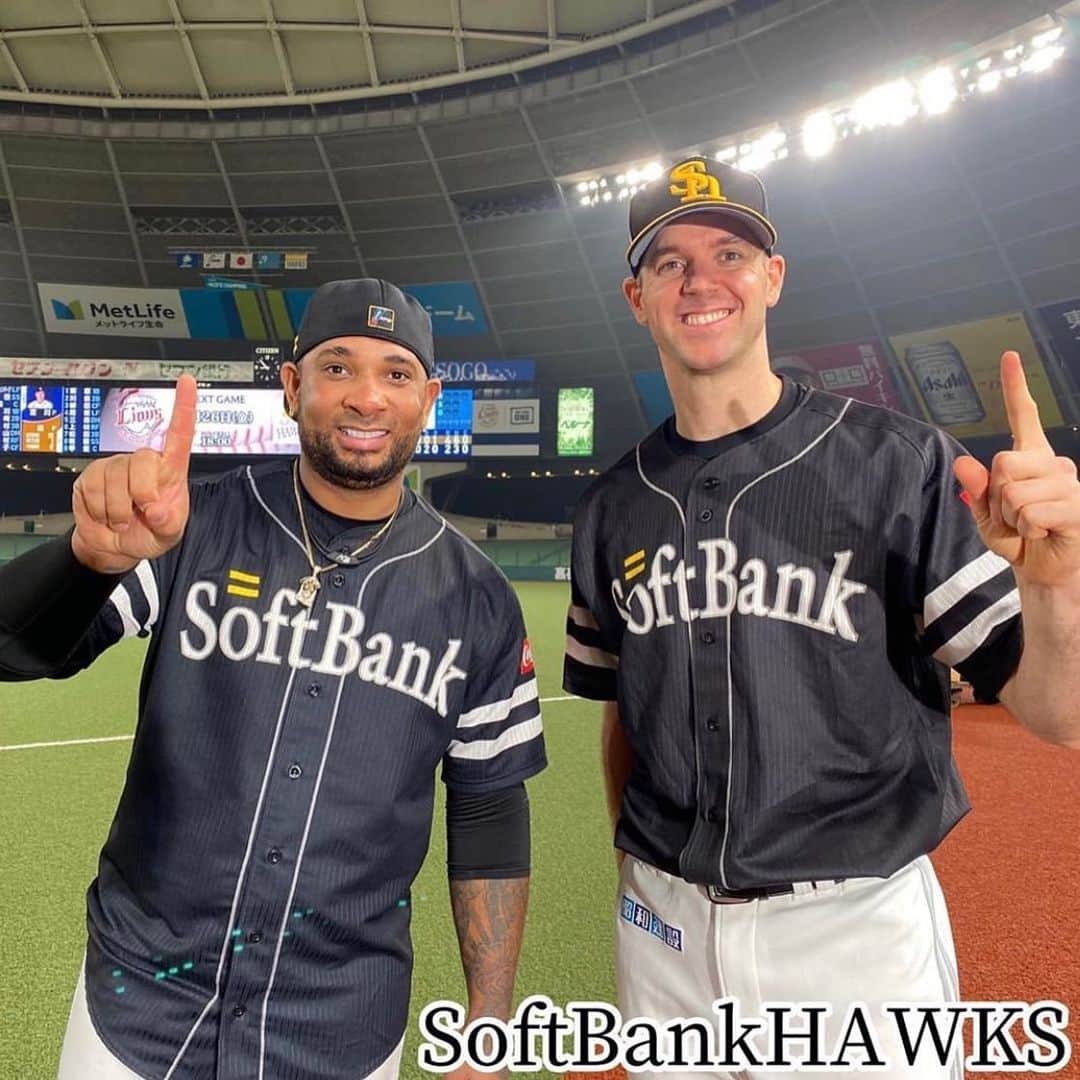 のインスタグラム：「おはようございます。 昨日は特別な試合、勝利出来てほんとに良かったです。  ココの素晴らしいホームラン！ケイゾーもいつもチームに活力を与えてくれる！  good morning!  Yesterday was a special game and I’m thankful that we got the Victory. @therealcocobalentien with great Hr’s and Keizo-san always bringing amazing energy! ‪#sbhawks ‬ #バンデンハーク  #vandy44  #ソフトバンクホークス  #抜群」