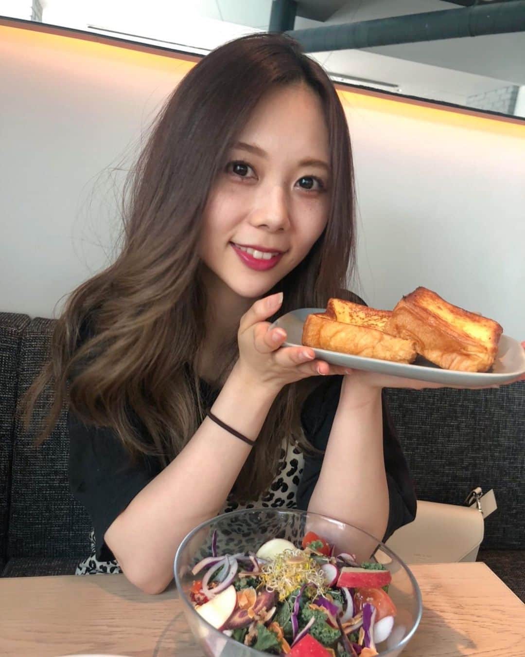 西村季里子のインスタグラム：「・ 毎日何食べるかを楽しみに生きてたら 体型がとんでもないことになってきた🐖 来月青森で美味しいもの食べるために、 1ヶ月頑張って我慢しよう… 最近、クマがすごいのと 元々あるソバカスもシミになってきて 老化が進んでいる… ノーマルカメラで撮ると隠しきれない☠️ お金かかる〜〜でも今のうちに 治せるところは治しておこう20代のうちに。 #六本木ランチ #ランチ #lunch #mercerbrunch #フレンチトースト #メンテナンス#クマ#シミ#ソバカス #セラミック#ノーマルカメラの怖さ#現実 #ダイエット#痩せたい#トレーニング #ヨガ#ホットヨガ#ストレッチ#食事制限 #何からやればいいの#食べたい #follow#followme」