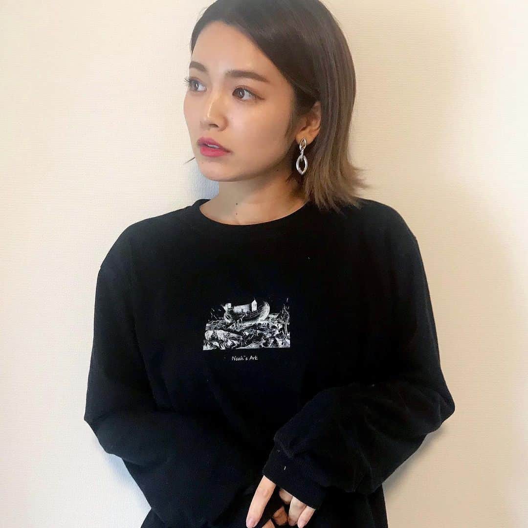 富久美玲のインスタグラム：「_ . 🆕 前にも載せた同じデザインの黒色で ロンTバージョン🥺🥺✨ . トレーナーも可愛くてロンTも良き！ .  @human_graphics  ▷Mサイズ .  #私服#身長152cm#mireistylecode#ootd#トップス#長袖#ロンt#humangraphics」