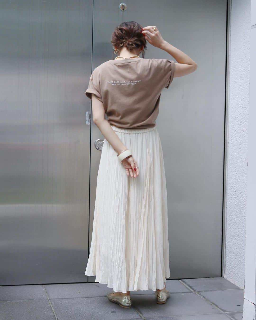 Ungrid staff snapさんのインスタグラム写真 - (Ungrid staff snapInstagram)「. ''ルミネエスト新宿店 AKI(@kiiii1107) 166cm'' . 6/27(sat)23:59まで 特設ページにて特別予約実施中🛒 大人気の刺繍Teeとプリーツスカートの NEWバージョンが登場✨ カラー展開もこれからの時期にぴったり◎ . #ショート刺繍Tee モカ ¥4,400(tax in) . #ランダムプリーツマキシスカート オフホワイト ¥11,000(tax in) . SET PRICE ¥10,000(tax in) ❗️ . ＠ungrid_staffsnap #TOPページURLよりチェック✔︎ . #ungrid #ungrid_staffsnap #casual #code #styling #staff #skirt #fall #autumn #カジュアル #スタッフ #コーデ #スタイリング #秋カラー #シンプル #ラフスタイル #大人カジュアル #刺繍ロゴ #刺繍Tee #プリーツスカート #マキシスカート」6月26日 12時30分 - ungrid_staffsnap