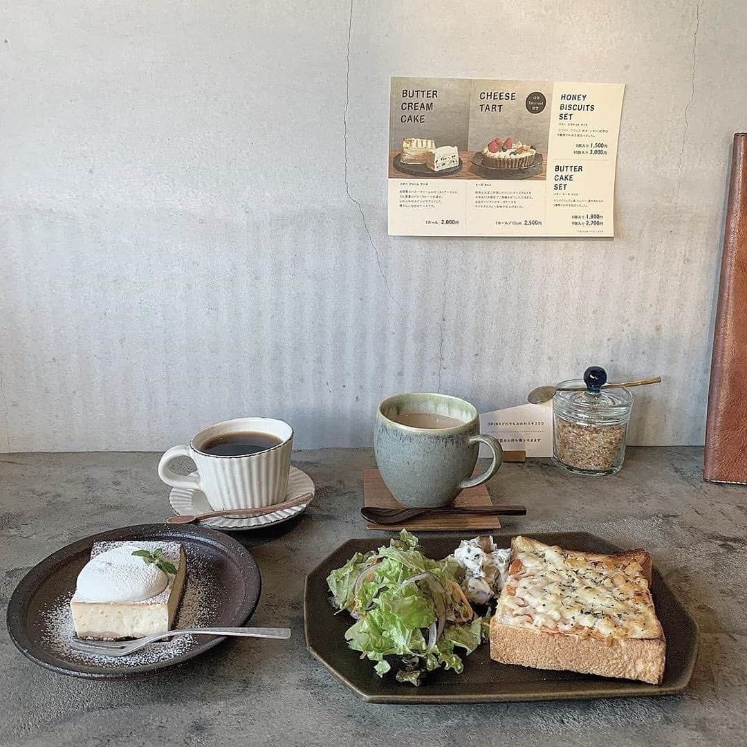 isutaさんのインスタグラム写真 - (isutaInstagram)「予約必須！非日常なぜいたく空間♡﻿ ﻿ ﻿ 愛媛県松山市にある「そらしと珈琲」は地元に行きつけの方が多い人気カフェ。﻿ ﻿ ﻿ 週末のランチタイムは、予約をしていないと入れないほどの人気なんだそう。﻿ ﻿ ﻿ デザートもとってもおいしく、中でも濃厚かつ爽やかな風味のチーズケーキは絶品なんだとか。﻿ ﻿ ﻿ 薄暗いライトが灯った店内は落ち着いた雰囲気でゆっくりできるそうなので、お近くにお住まいの方はぜひ行ってみて♩﻿ ﻿ ﻿ 【そらしと珈琲】﻿ 住所：愛媛県松山市姫原3-1-30﻿ 営業時間：9:00〜23:00﻿ 定休日：木曜﻿ ﻿ ﻿ photo by﻿ @o926___knn﻿ @gohan.cafe__sae﻿ @m______0408__﻿ ﻿ ﻿ #isuta #イスタ #isutapic﻿ #isutacafe #カフェ巡り #おしゃれカフェ﻿ #カフェスタグラム #愛媛カフェ #愛媛カフェ巡り﻿ #cafe #松山カフェ #松山カフェ巡り #そらしと珈琲﻿ #cafestagram #カフェ #カフェ好き﻿ #お洒落な人と繋がりたい #喫茶店﻿ #カフェ好きな人と繋がりたい ﻿ #카페 #카페스타그램」6月26日 12時31分 - isuta_jp