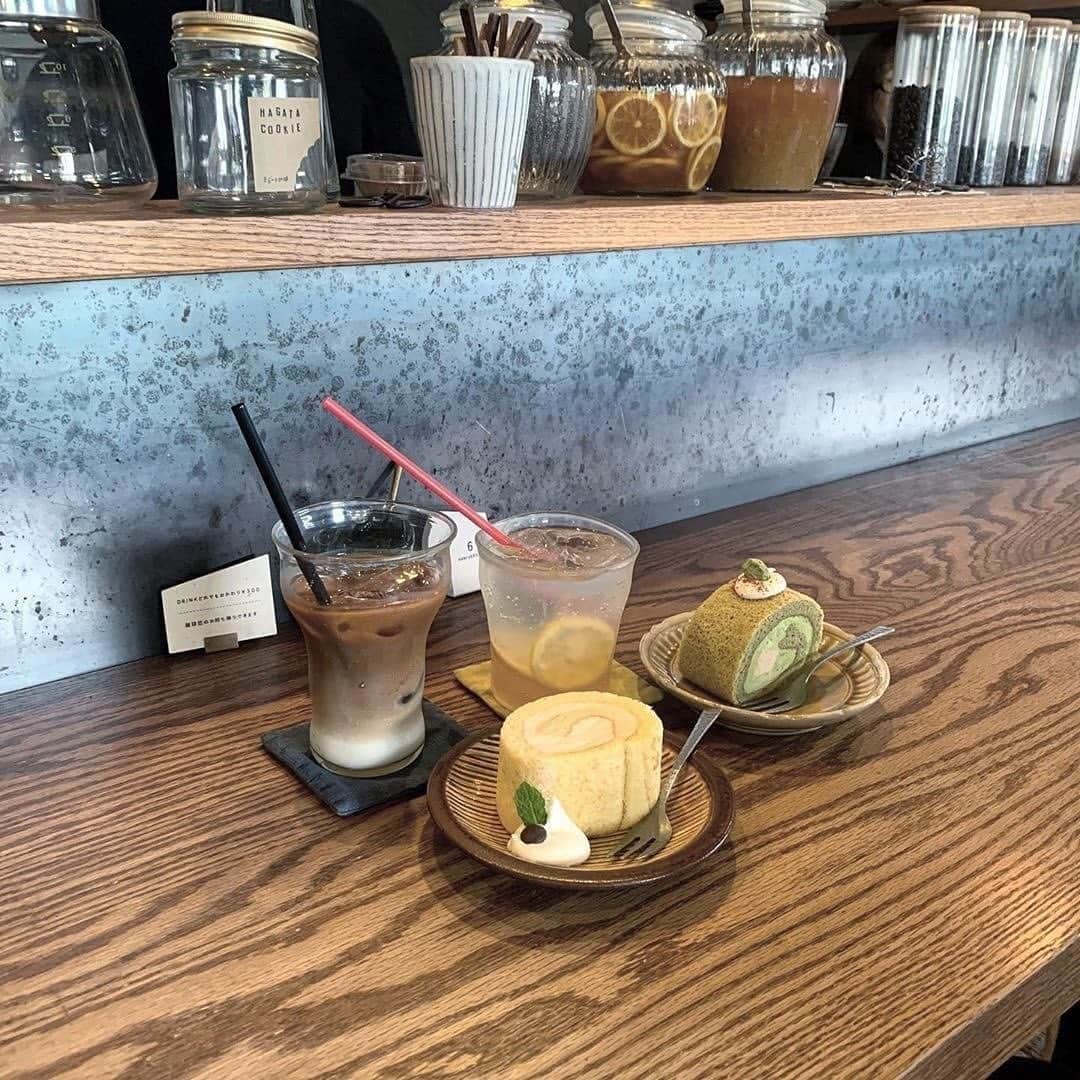 isutaさんのインスタグラム写真 - (isutaInstagram)「予約必須！非日常なぜいたく空間♡﻿ ﻿ ﻿ 愛媛県松山市にある「そらしと珈琲」は地元に行きつけの方が多い人気カフェ。﻿ ﻿ ﻿ 週末のランチタイムは、予約をしていないと入れないほどの人気なんだそう。﻿ ﻿ ﻿ デザートもとってもおいしく、中でも濃厚かつ爽やかな風味のチーズケーキは絶品なんだとか。﻿ ﻿ ﻿ 薄暗いライトが灯った店内は落ち着いた雰囲気でゆっくりできるそうなので、お近くにお住まいの方はぜひ行ってみて♩﻿ ﻿ ﻿ 【そらしと珈琲】﻿ 住所：愛媛県松山市姫原3-1-30﻿ 営業時間：9:00〜23:00﻿ 定休日：木曜﻿ ﻿ ﻿ photo by﻿ @o926___knn﻿ @gohan.cafe__sae﻿ @m______0408__﻿ ﻿ ﻿ #isuta #イスタ #isutapic﻿ #isutacafe #カフェ巡り #おしゃれカフェ﻿ #カフェスタグラム #愛媛カフェ #愛媛カフェ巡り﻿ #cafe #松山カフェ #松山カフェ巡り #そらしと珈琲﻿ #cafestagram #カフェ #カフェ好き﻿ #お洒落な人と繋がりたい #喫茶店﻿ #カフェ好きな人と繋がりたい ﻿ #카페 #카페스타그램」6月26日 12時31分 - isuta_jp