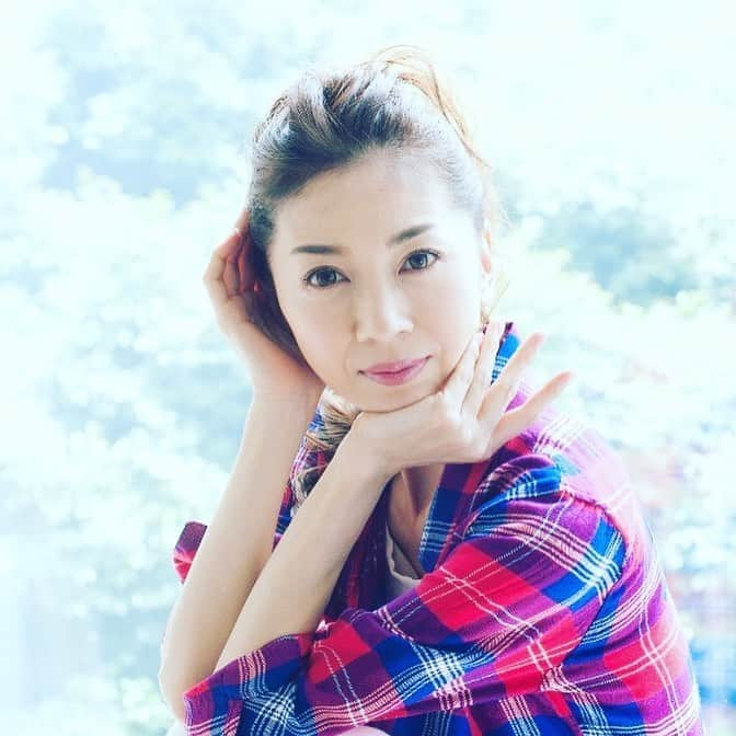 君島十和子さんのインスタグラム写真 - (君島十和子Instagram)「私は今✨この場所では美容と健康面での発信をさせて貰ってますが、その前は専業主婦。﻿ その前は女優として芸能界を10年経験させて頂きました🙇🏻‍♀️﻿ ﻿ もちろんどんな時も、最初から上手くいっていた訳ではなく…むしろ地を這いずり回っていた月日が長かったかも。だから店舗やイベントなどでも、個人的なお悩みの質問もお答えすることもあります🍀🍀🍀﻿ ﻿ ﻿ そんな私の紆余曲折をまとめた本が「十和子道」 @myage_ourage 🍀🙇🏻‍♀️🍀﻿その本に収まり切れなかった内容などをお読みいだだけます🌈 ﻿ https://ourage.jp/column/series/527/﻿ #ftc#ftcbeauty#ftcaoyama #君島十和子#フェリーチェトワコ#qvcジャパン#ourage」6月26日 12時29分 - ftcbeauty.official