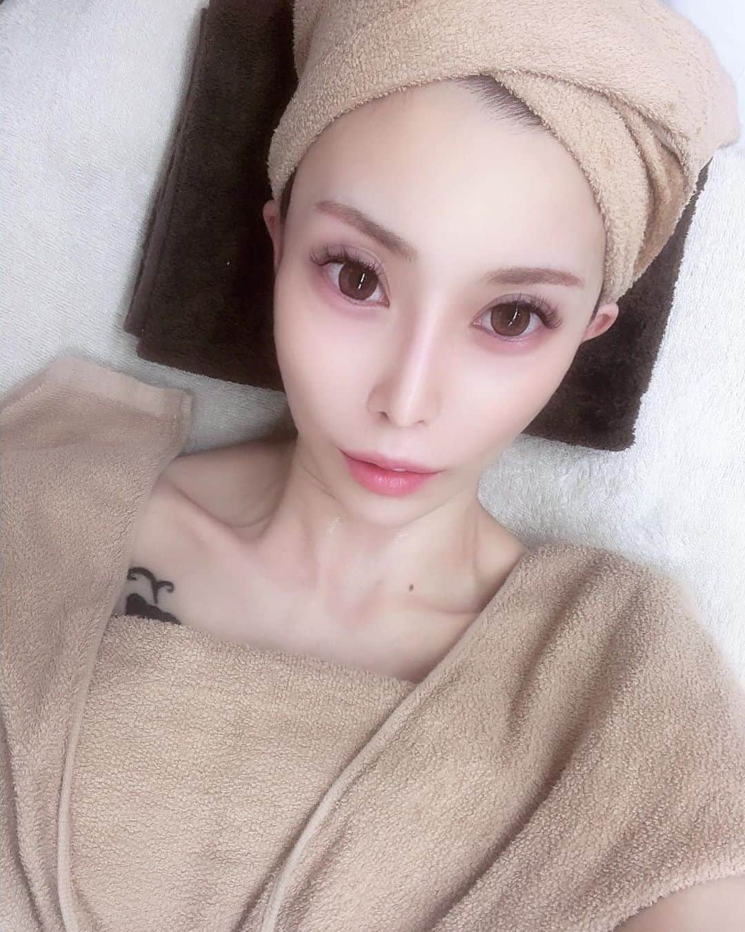 高橋沙弥華のインスタグラム：「prでもなく、ずっと気になってたソニックフィット受けてきた👩🏼💓 1回29800円🥺 ↑エステでこの金額どうなのかなって思ったけどやって良かった😊  眉毛アートメイク マツエク カラコン でかなりすっぴんマシに見える🙆‍♀ww （加工はしてる、もちろん）  #ソニックフィット #アンチエイジング #美肌 #美意識高い人と繋がりたい #ステマじゃないよ #エステ #女子力 #女子力アップ #肌ケア #すっぴん」