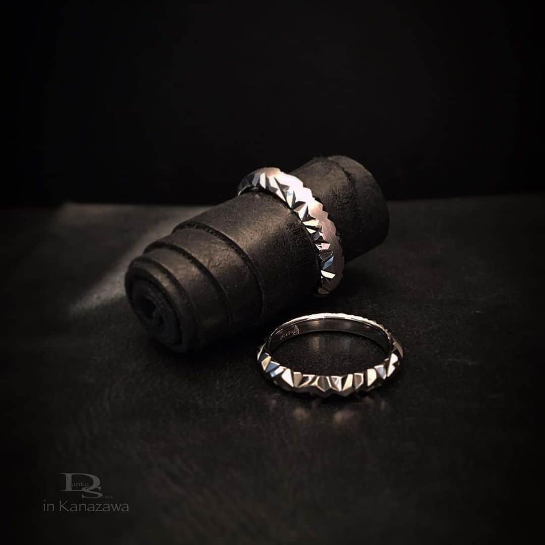 Danke schön ダンケ 金沢 結婚指輪 鍛造さんのインスタグラム写真 - (Danke schön ダンケ 金沢 結婚指輪 鍛造Instagram)「・ ・ やはり何度試みて 撮影チャレンジしても ・ ・ ブライダルっぽさ ゼロ🙅🏼‍♂️ゼロ🙅🏼‍♂️な店😆 ・ ・ 何故なら 結婚指輪のバウアーじゃなくて ・ ・ クリスチャンバウアーの 指輪を知って欲しい ・ ・ その思いはずっと 変わらないし…この先も…。 ・ ・ だから 指輪の撮影は ・ ・ ひとつ一つその指輪が持つ 空気感に合わせて撮影をするから こうなる。 ・ ・ 人だって人それぞれ個性が あるように指輪だって 個性があります。 ・ ・ デザイナーやマイスター達が 指輪ひとつ一つに命を吹き込んで 届けてくれているから ・ ・ 指輪達が持っている空気感を 先ず感じる所から始まる。 ・ ・ コレって撮影だけじゃなくて 指輪選びにも通ずるのでは ないでしょうか？🤔 ・ ・ 「好き」とか「嫌い」とか 結論を出す前に ・ ・ デザインを汲み取る感性を 先ずは身につけてみませんか？ ・ ・ Dankeはそこからお手伝いしています。 御来店の際は時間に余裕を持って お越しくださいね。 ・ ・ ・ 鍛造削り出し 🇩🇪クリスチャンバウアー 専門店 『  Danke schön 』 ・ ・ ・ ——Danke————————————— ▪︎トップページ 🔜 @danke2005 ———————————schön———— ・ ・ ・ #christianbauer_kanazawa #クリスチャンバウアー金沢 #金沢結婚指輪 #結婚指輪 #婚約指輪 #鍛造指輪 #北陸花嫁  #職人  #鍛造 #ダイヤモンドリング #ブライダルリング  #結婚指輪探し #ポルシェ #メルセデスベンツ #金沢クリスチャンバウアー  #旋盤 #結婚記念日 #切削 #ポリッシュ #結婚指輪金沢  #職人技 #福井結婚指輪 #富山結婚指輪 #メンズリング #マリッジリング #メンズブライダル #福井 #富山 #金沢 ・ ------------------------------------------ 鍛造削り出し 🇩🇪クリスチャンバウアー 専門店 『  Danke schön 』 ・ • 営業時間 am11:00〜pm9:00 • 定休日 : 木曜日 • 駐車場 : 店舗前OK • ご予約 : 優先 ・ ・ ——Danke————————————— ▪︎トップページ 🔜 @danke2005 ———————————schön————」6月26日 12時36分 - danke2005