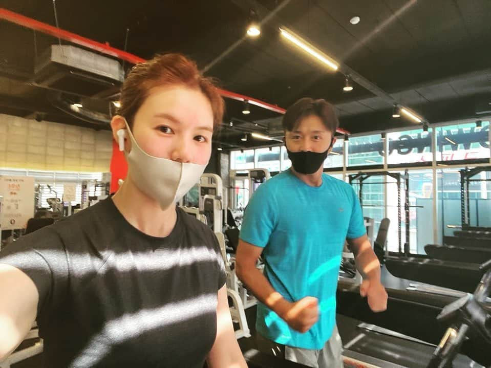 パク・シウンさんのインスタグラム写真 - (パク・シウンInstagram)「#작심삼일 은 넘겼다~4일째😆✌️ㅎㅎ 오늘하루도 화이팅이요~🤗💕 . . #이대로쭉#매일운동#이열치열#다시시작#자신과의싸움#부부#함께해요 😁💙」6月26日 12時40分 - si_eun_0