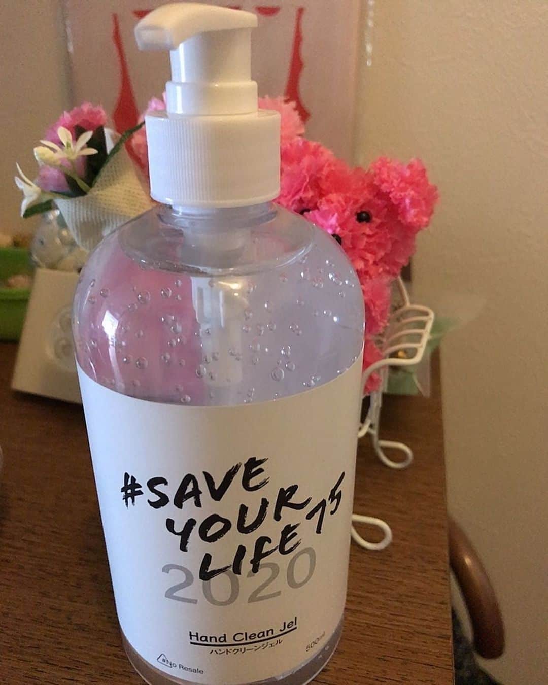 mahoさんのインスタグラム写真 - (mahoInstagram)「(*´꒳`*)🌸横にスワイプしてね👉 。 第二波に備えて…！ 。 先日、#saveyourlife75 @saveyourlife75  の関係者からもらったよ🌸 。 #saveyourlife75 は、 マスクとハンドクリーンジェルの 売上の一部を医療機関等に#寄付 するプロジェクトで… 。 せっかく買うなら#寄付  につながったほうがいいと思い！ 。 。 instagram１投稿に付きマスク１枚寄付される！」キャンペーン中！ 。 。 ※「#saveyourlife75」→こちらのタグ付け必須 。 。 。 。 。 。 。 インスタ不具合で投稿できなかった 写真いま貼っていってます！ 。 。 。 。 。 #saveyourlife75#cleanyourhands #アルコール消毒#ハンドクリーン #手を清潔に#マスク#使い捨てマスク#コロナに負けるな #ギフティング#アルコール除菌 #ハンドクリーンジェル #アルコールジェル #ハンドクリーン #コロナに負けない #PR」6月26日 12時41分 - i.0ff1cia1._.m.ah.0