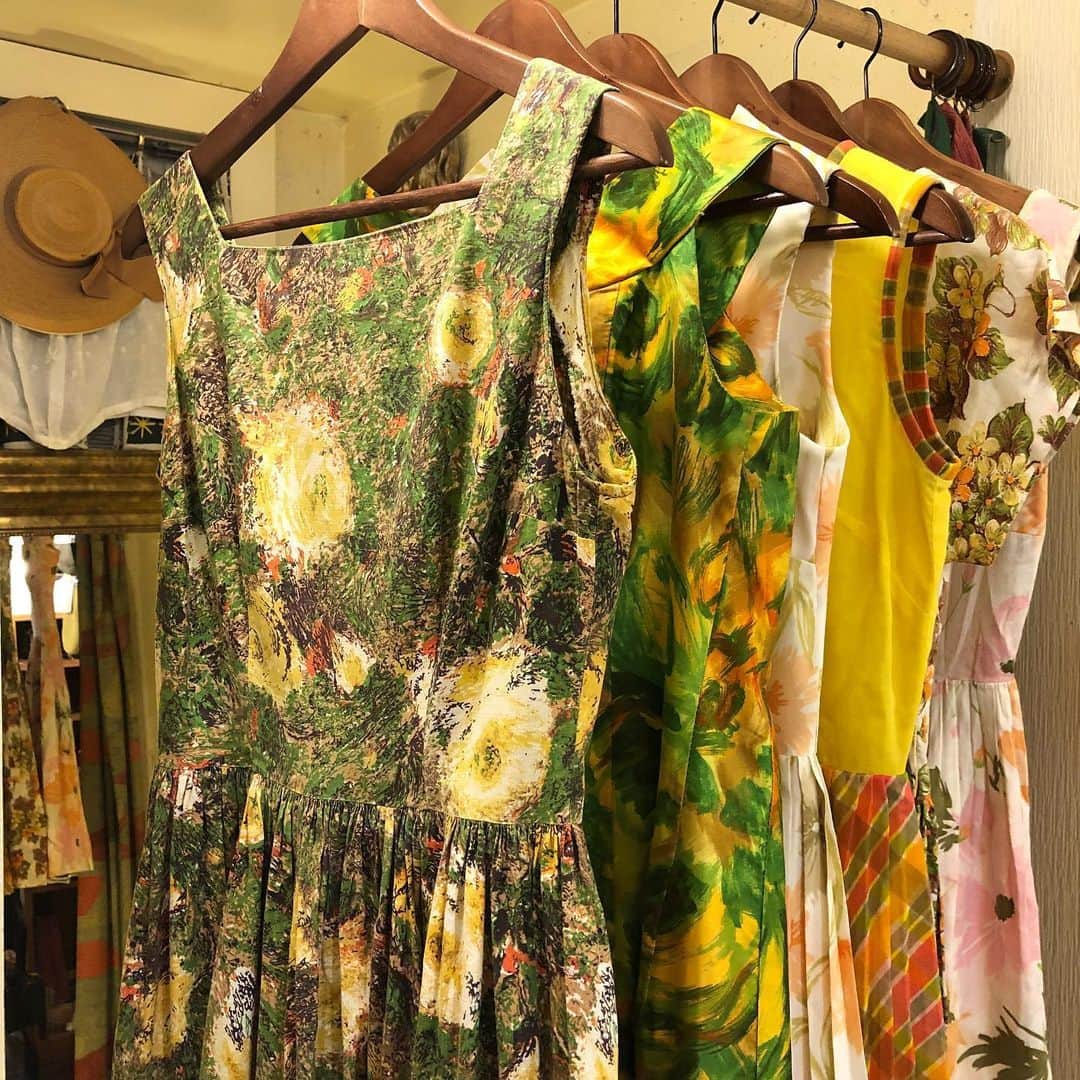 NUTTY Vintage&Collectibleのインスタグラム：「☀️NEW  ARRIVAL☀️ ㅤㅤㅤㅤㅤㅤㅤㅤㅤㅤㅤㅤㅤ ☑︎vintage summer dress ㅤㅤㅤㅤㅤㅤㅤㅤㅤㅤㅤㅤㅤ 夏らしいサマーカラーのドレスを入荷いたしました＊ おでかけが楽しみになる、ハッピーなドレスで夏の暑さを吹き飛ばしましょう♡🌴 ㅤㅤㅤㅤㅤㅤㅤㅤㅤㅤㅤㅤㅤ ------------------------------------- 🛍NUTTY通販について🛍 ------------------------------------- ◎掲載商品は全て通販可能となっておりますので、詳細はDMにてお気軽にお問い合わせくださいませ。また、ONLINE STOREに随時商品を掲載しております。商品詳細も記載しておりますので、是非ご利用くださいませ。 🔎 http://nutty.theshop.jp/ （ プロフィールページURLよりjump🕊） ㅤㅤㅤㅤㅤㅤㅤㅤㅤㅤㅤㅤㅤ ◎ご自宅でもお買い物をお楽しみいただけるVIDEO CHAT SHOPPING📺テレビ電話をお繋ぎして、リアルタイムでご案内いたします。詳細は過去の投稿をご覧ください。」